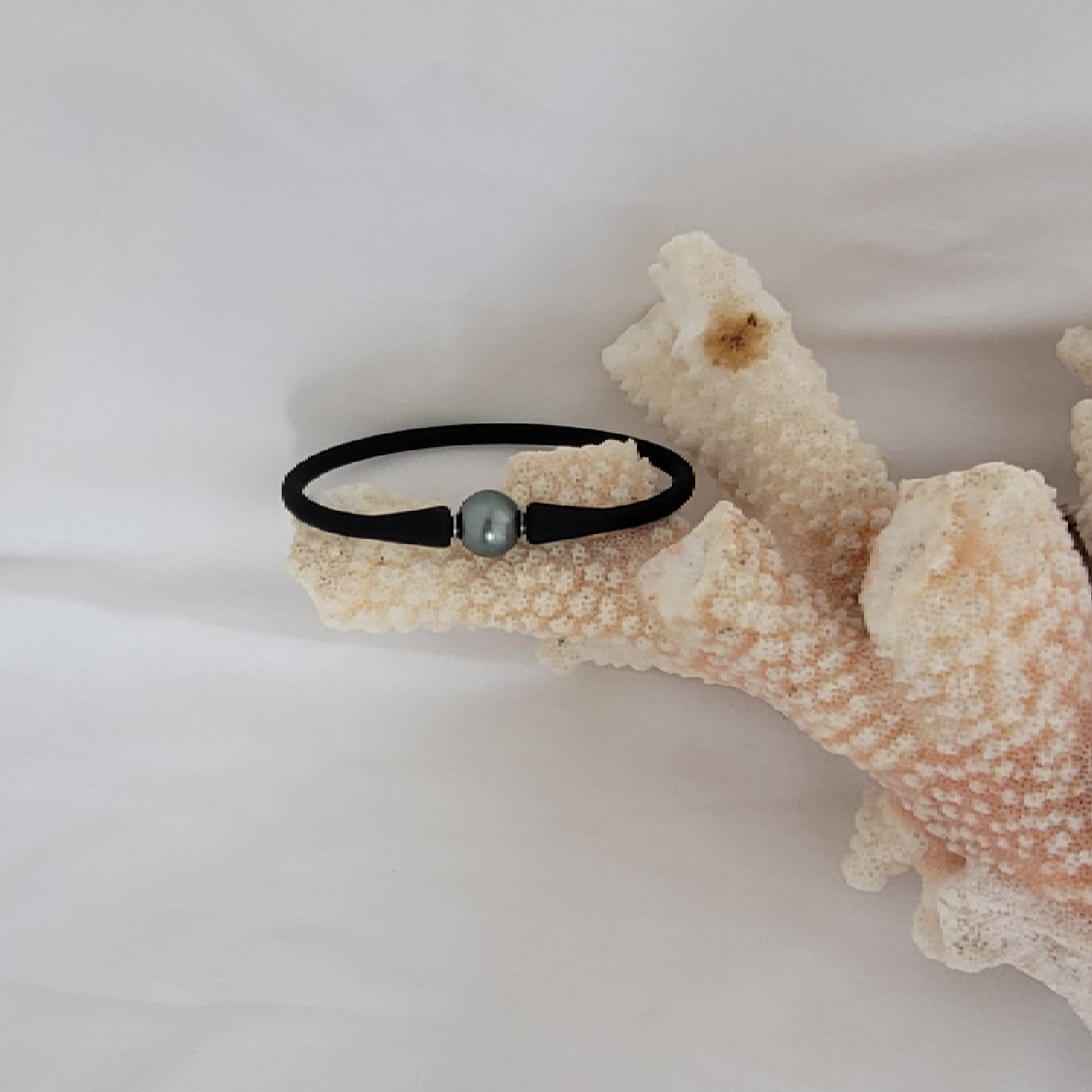 Bracelet silicone noir avec perle de Tahiti – Image 4