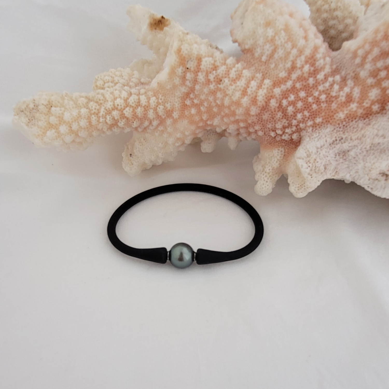 Bracelet silicone noir avec perle de Tahiti – Image 3