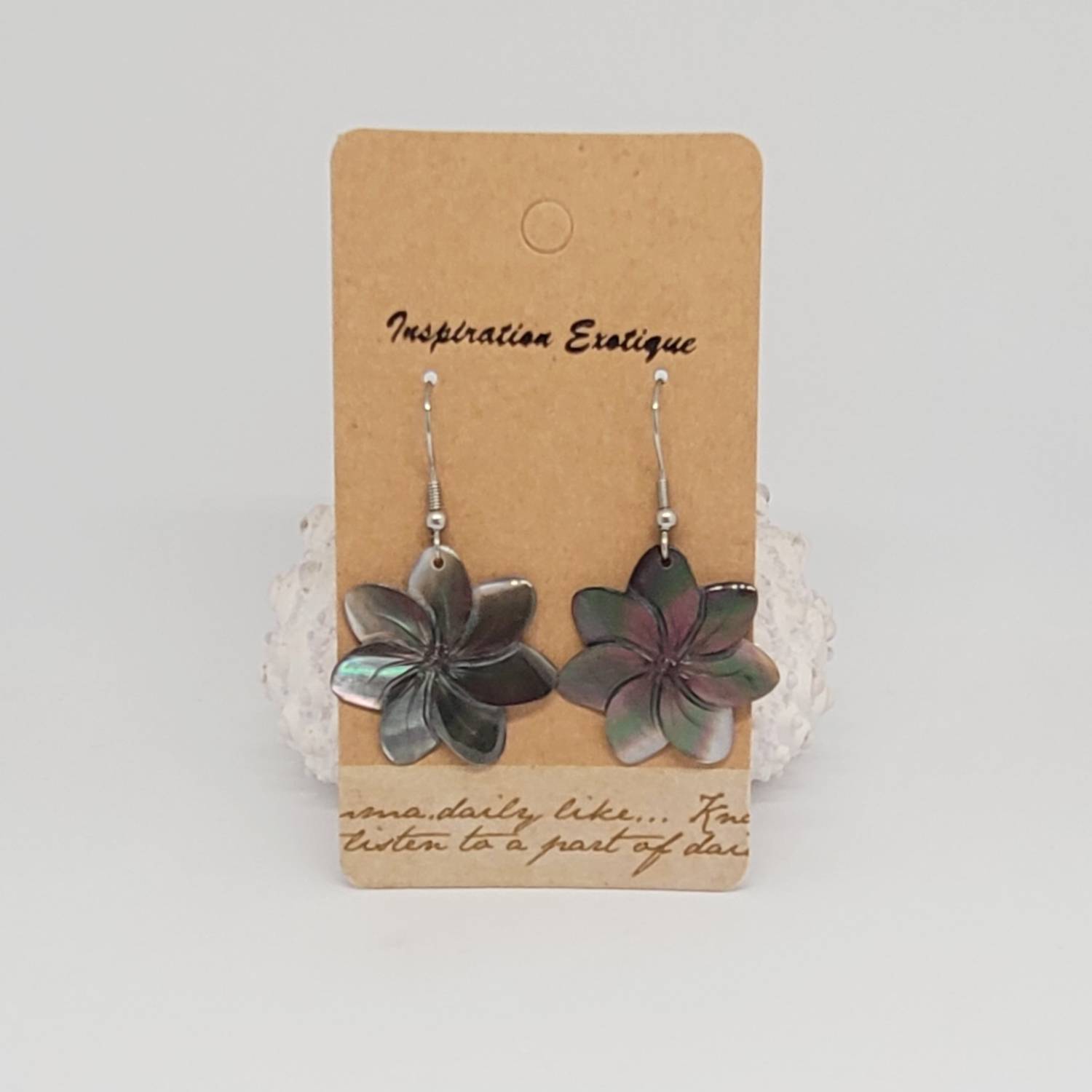 Boucles d'oreilles fleurs en nacre de Tahiti (tiare ou hibiscus) – Image 14