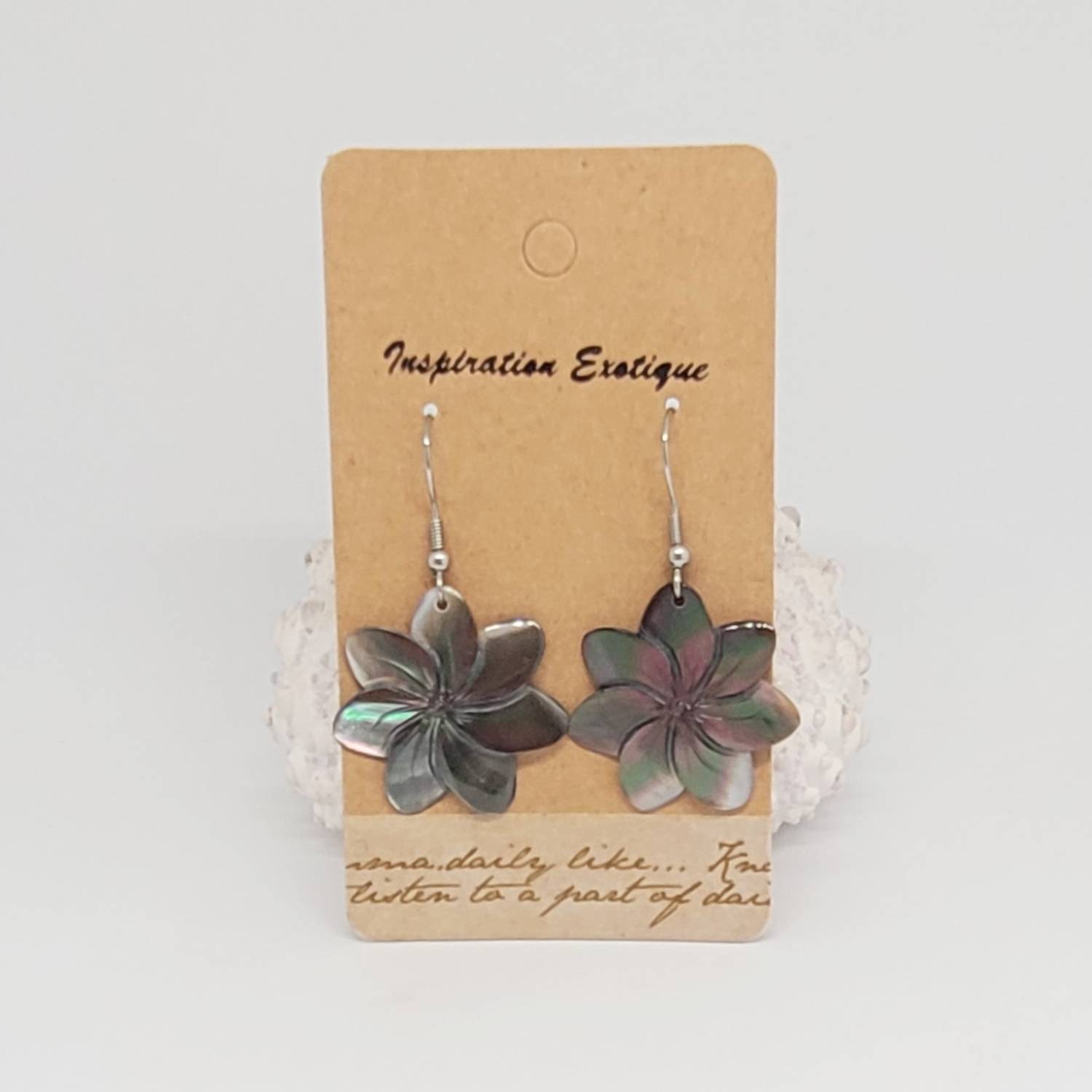 Boucles d'oreilles fleurs en nacre de Tahiti (tiare ou hibiscus) – Image 12