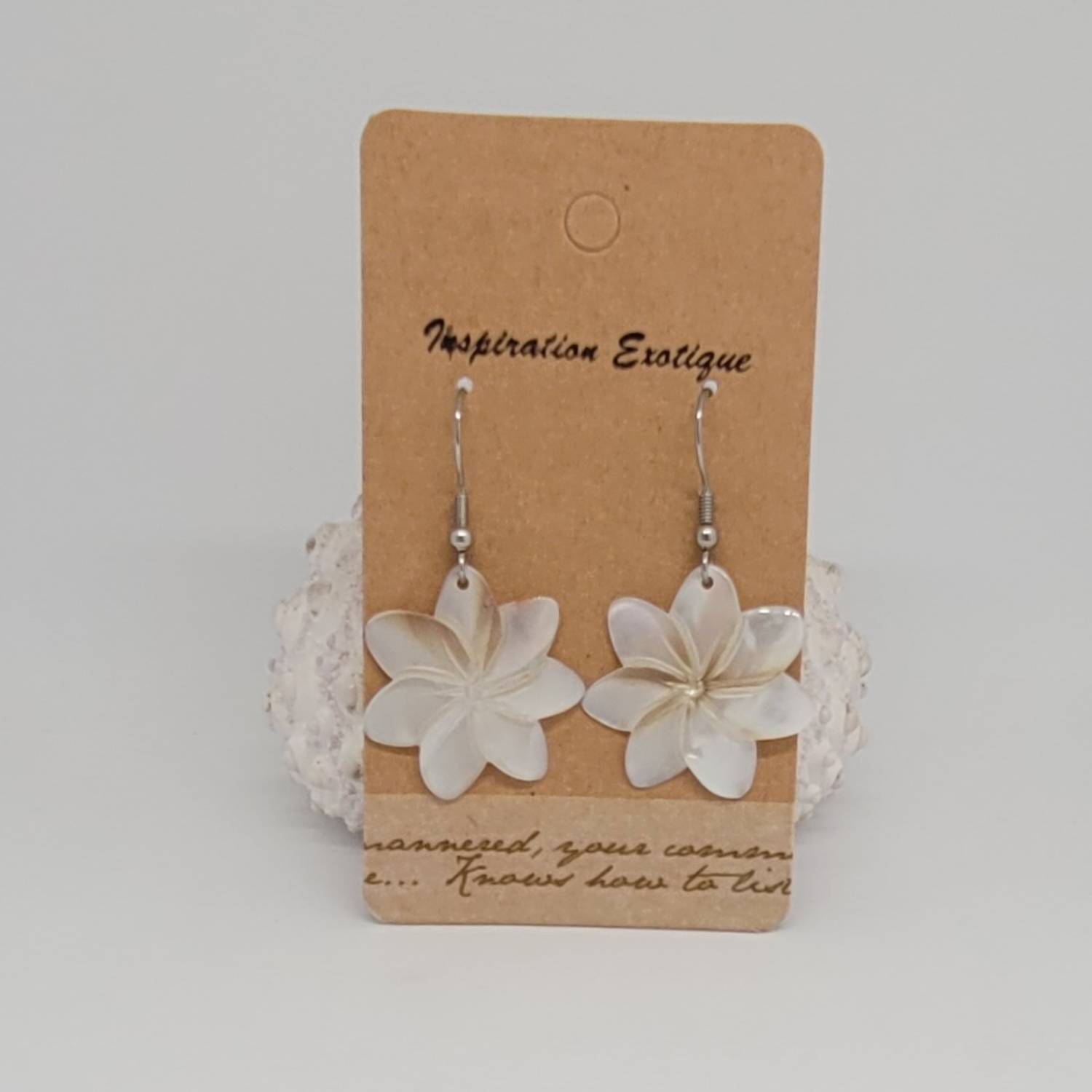 Boucles d'oreilles fleurs en nacre de Tahiti (tiare ou hibiscus) – Image 11