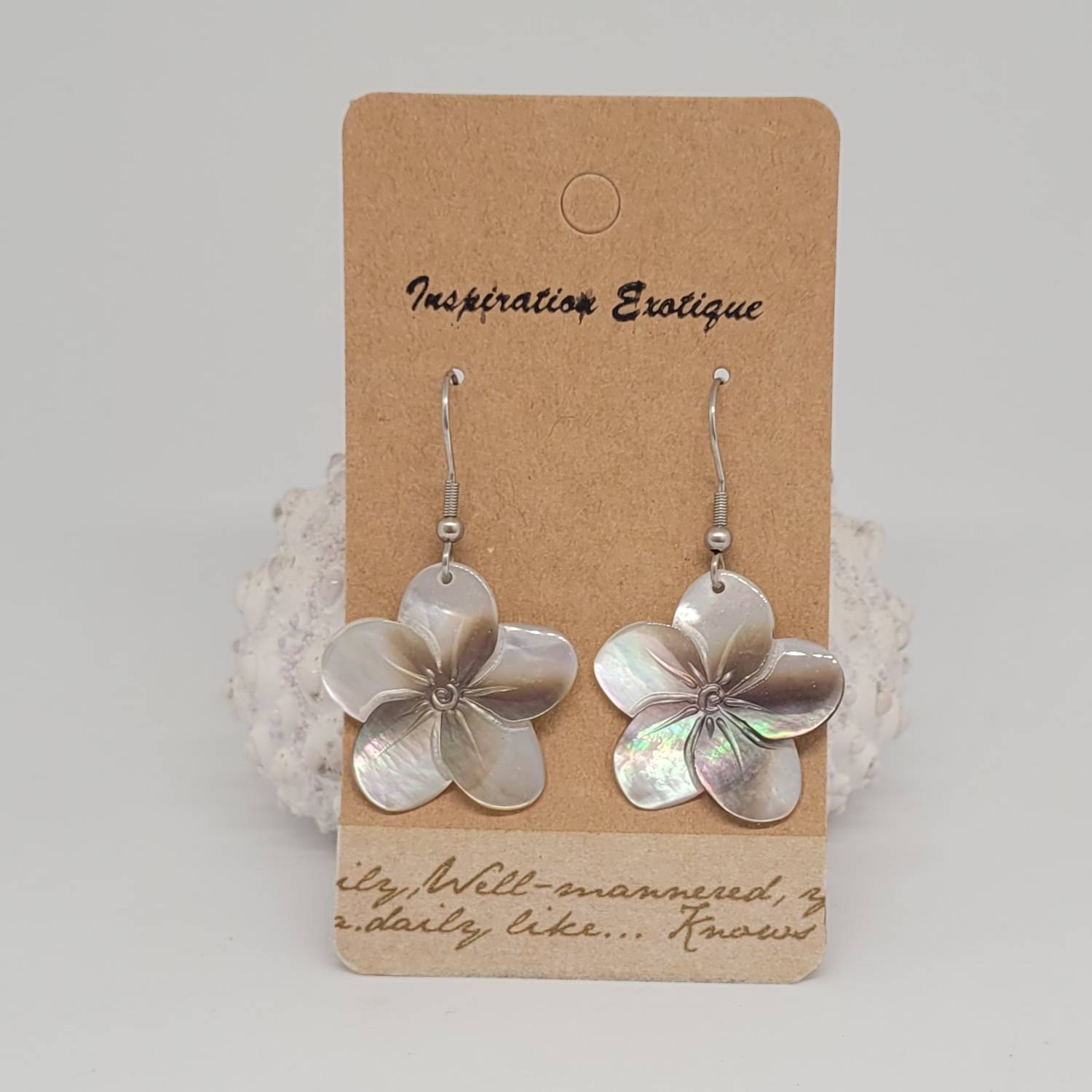 Boucles d'oreilles fleurs en nacre de Tahiti (tiare ou hibiscus) – Image 10