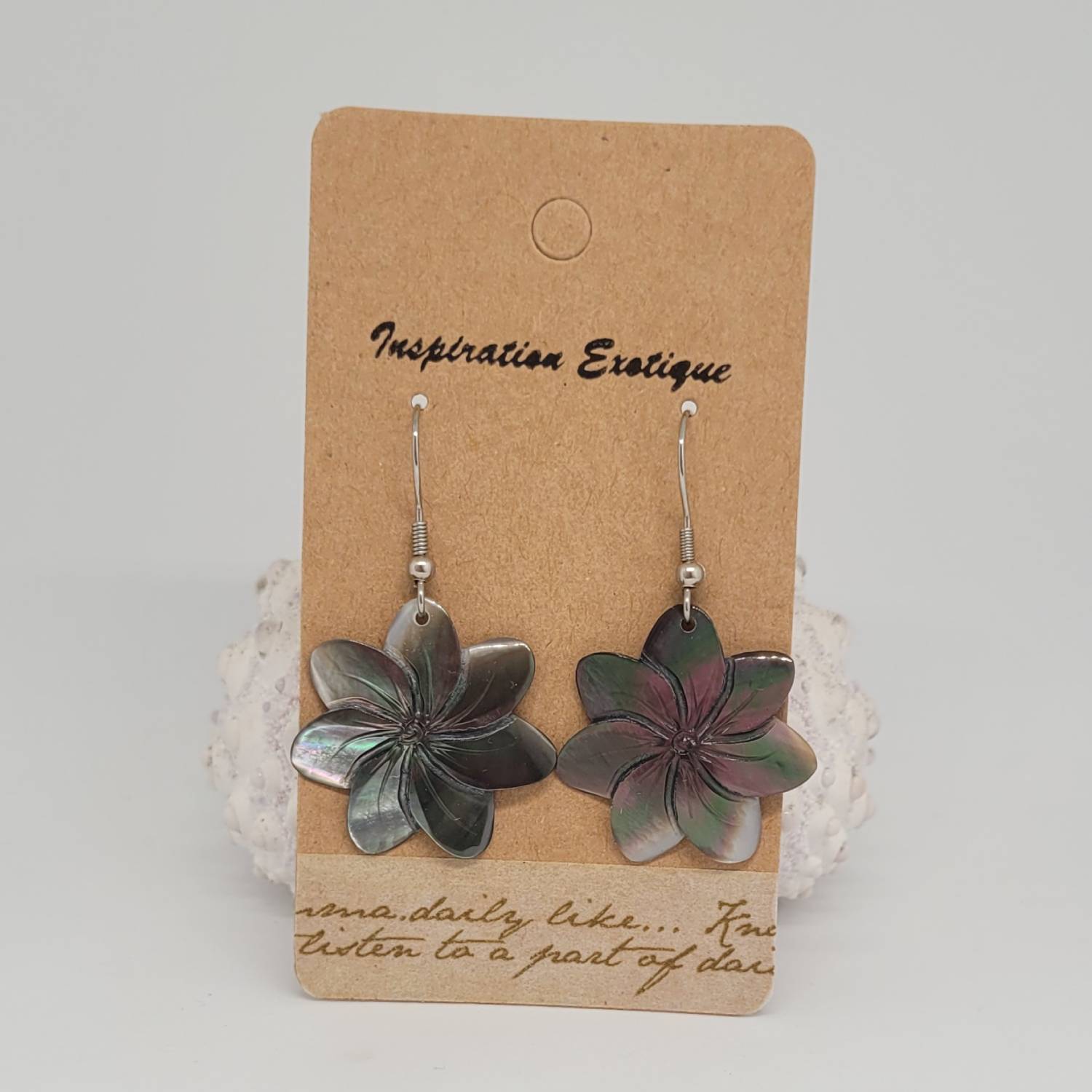 Boucles d'oreilles fleurs en nacre de Tahiti (tiare ou hibiscus)