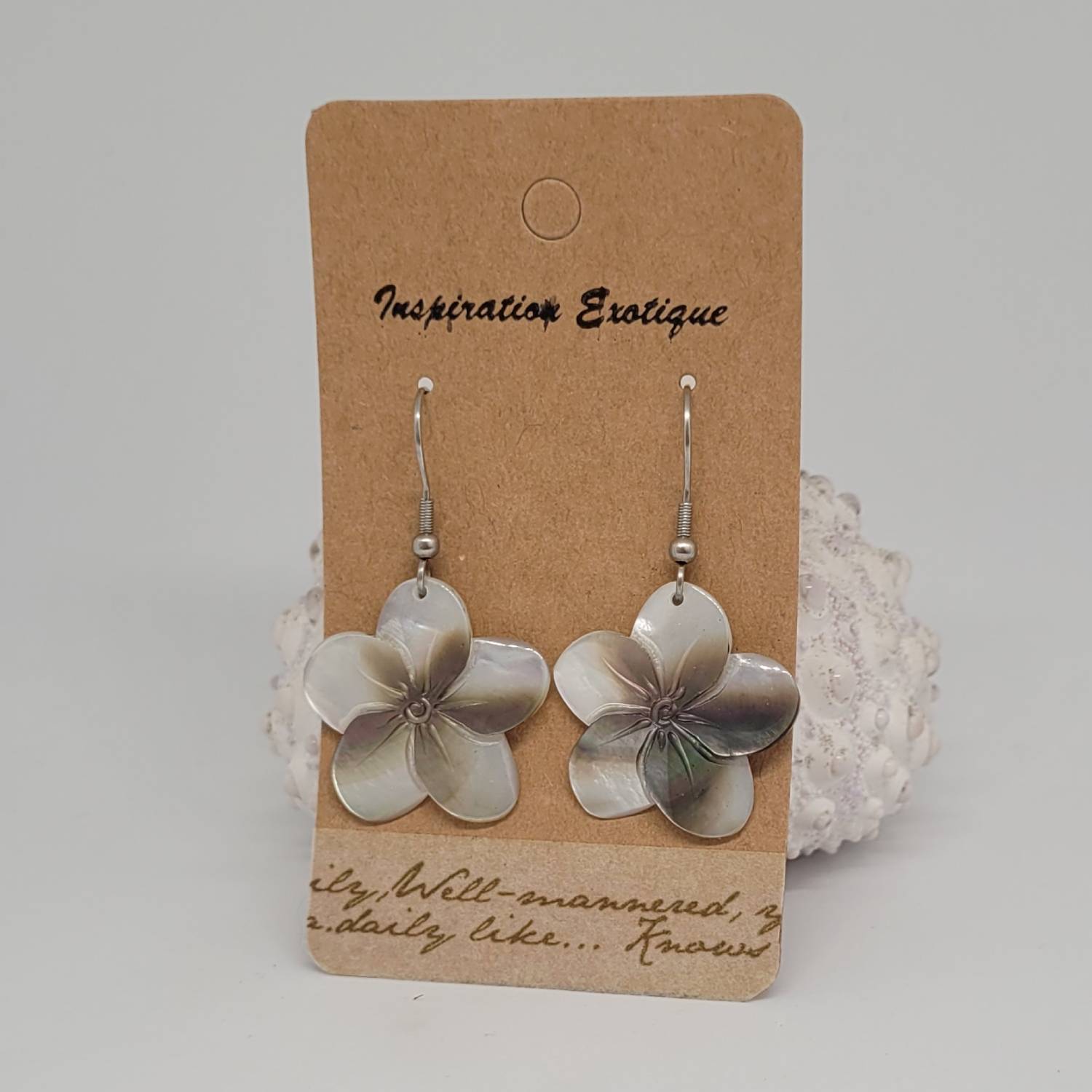 Boucles d'oreilles fleurs en nacre de Tahiti (tiare ou hibiscus) – Image 5
