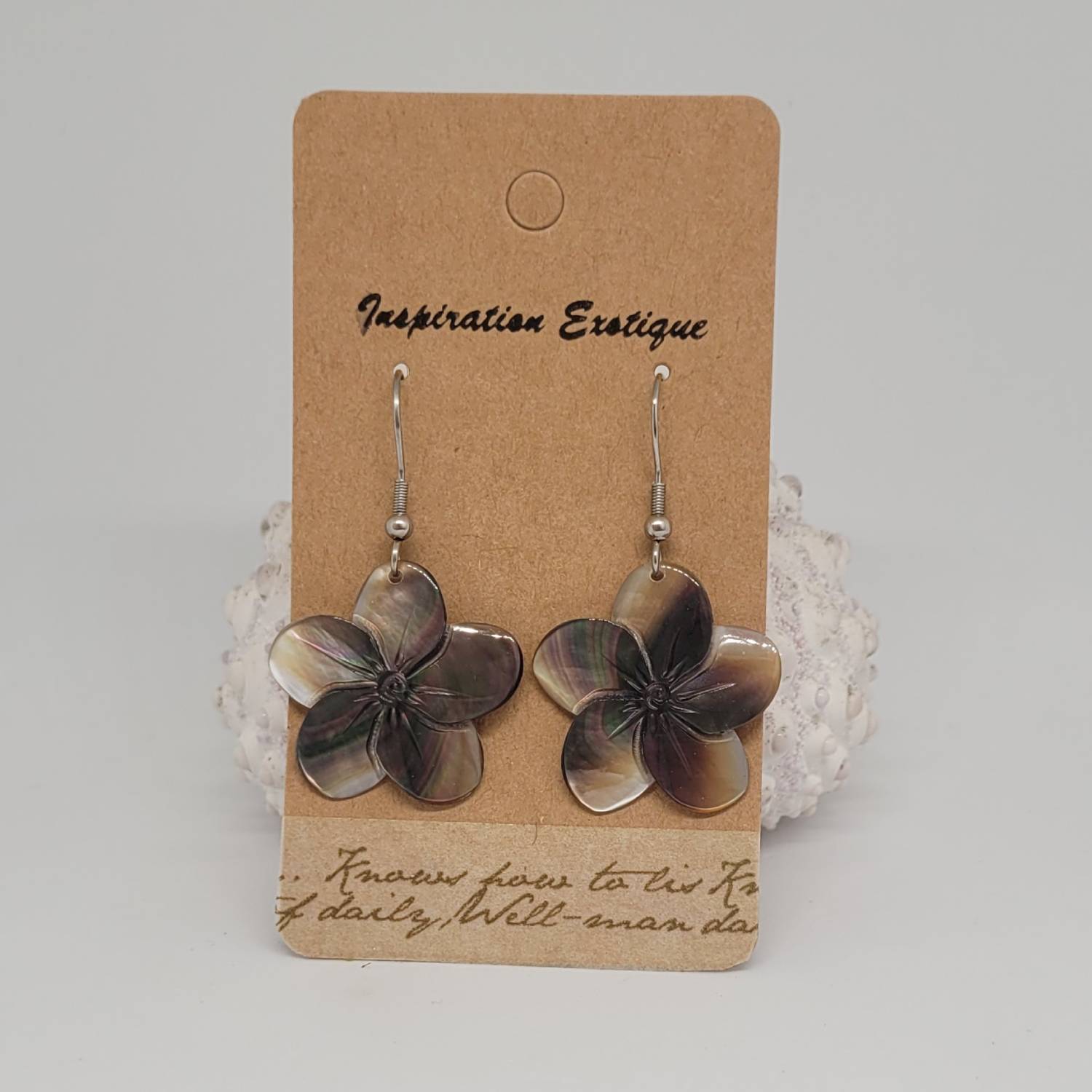 Boucles d'oreilles fleurs en nacre de Tahiti (tiare ou hibiscus) – Image 9