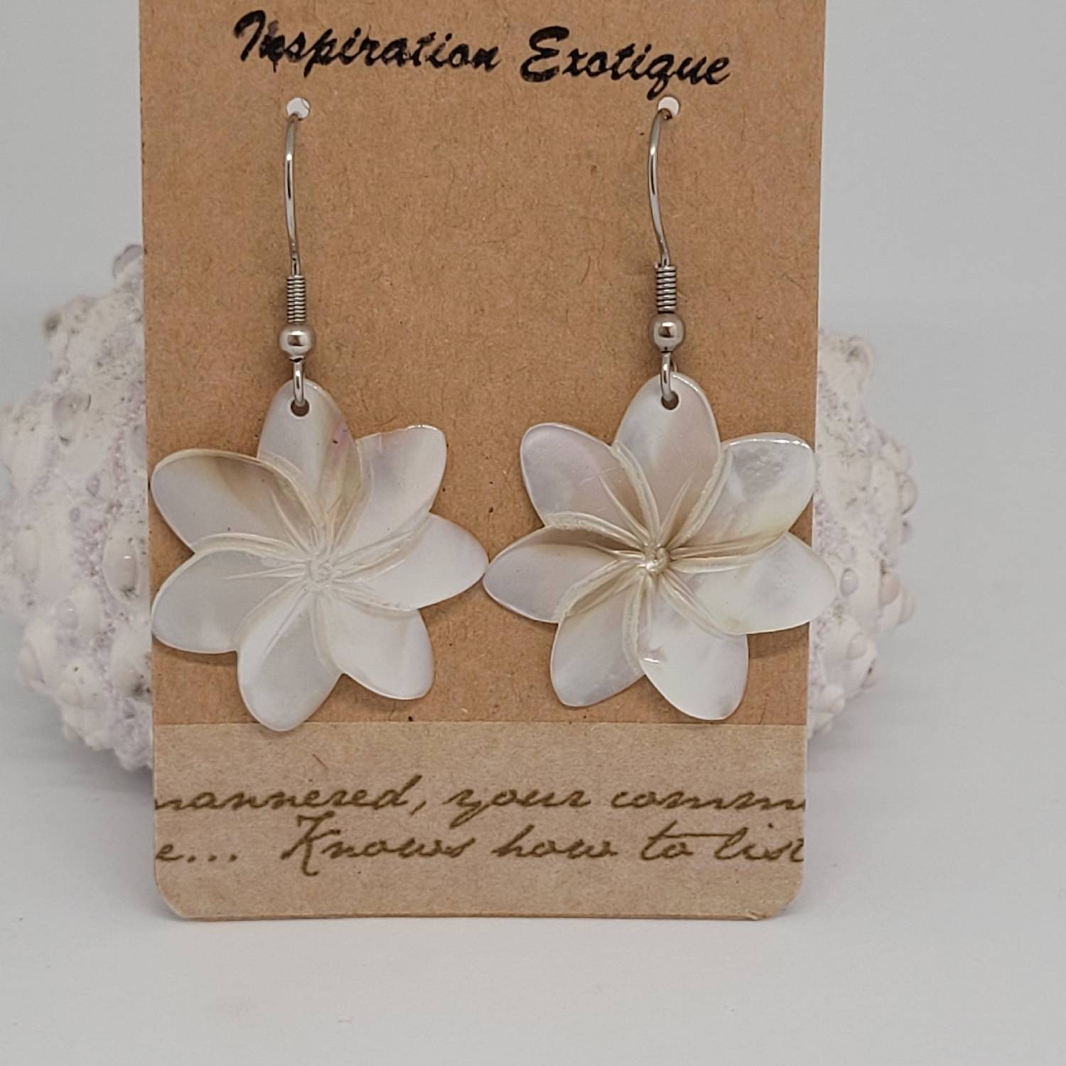 Boucles d'oreilles fleurs en nacre de Tahiti (tiare ou hibiscus) – Image 8
