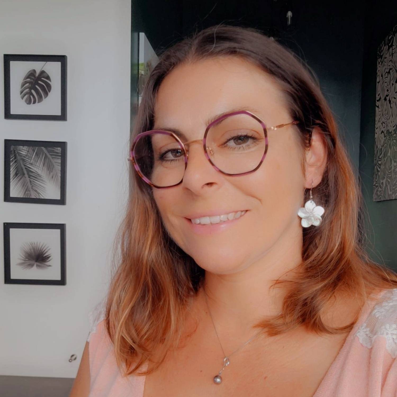 Boucles d'oreilles fleurs en nacre de Tahiti (tiare ou hibiscus) – Image 2
