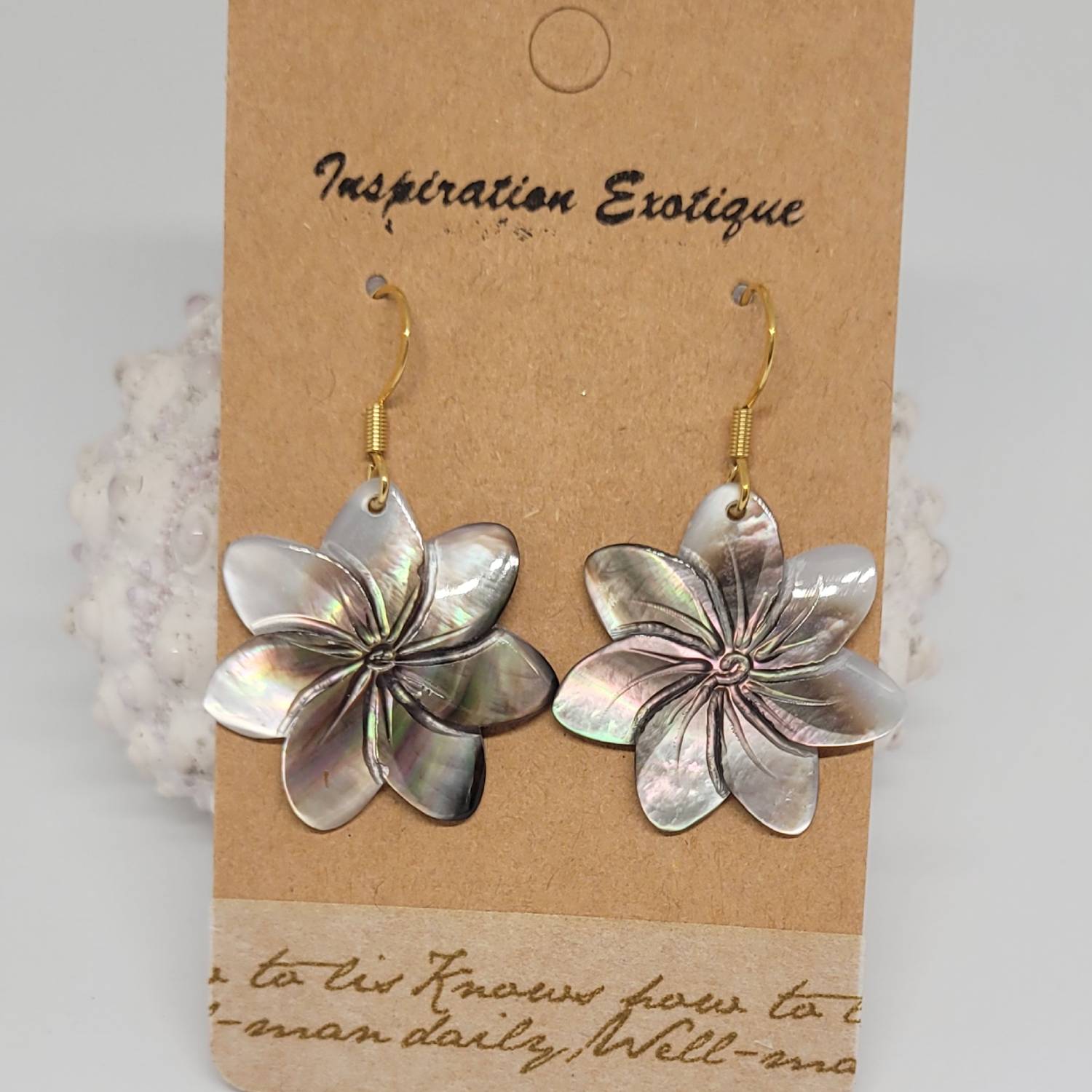 Boucles d'oreilles fleurs en nacre de Tahiti (tiare ou hibiscus) – Image 6