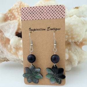 Boucles d'oreilles fleurs en nacre de Tahiti et Pierre de Soleil