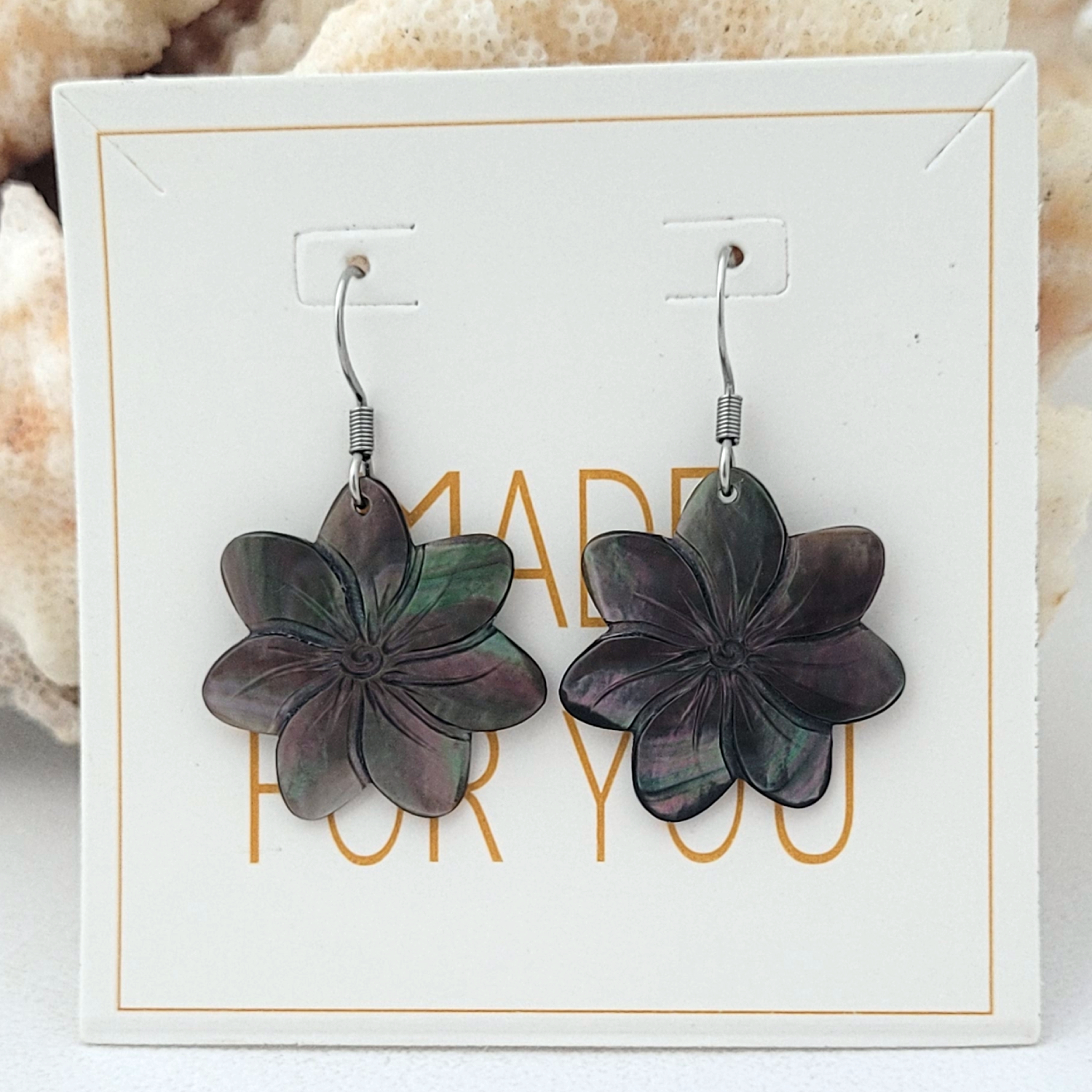 Boucles d'oreilles fleurs en nacre de Tahiti (tiare ou hibiscus) – Image 7