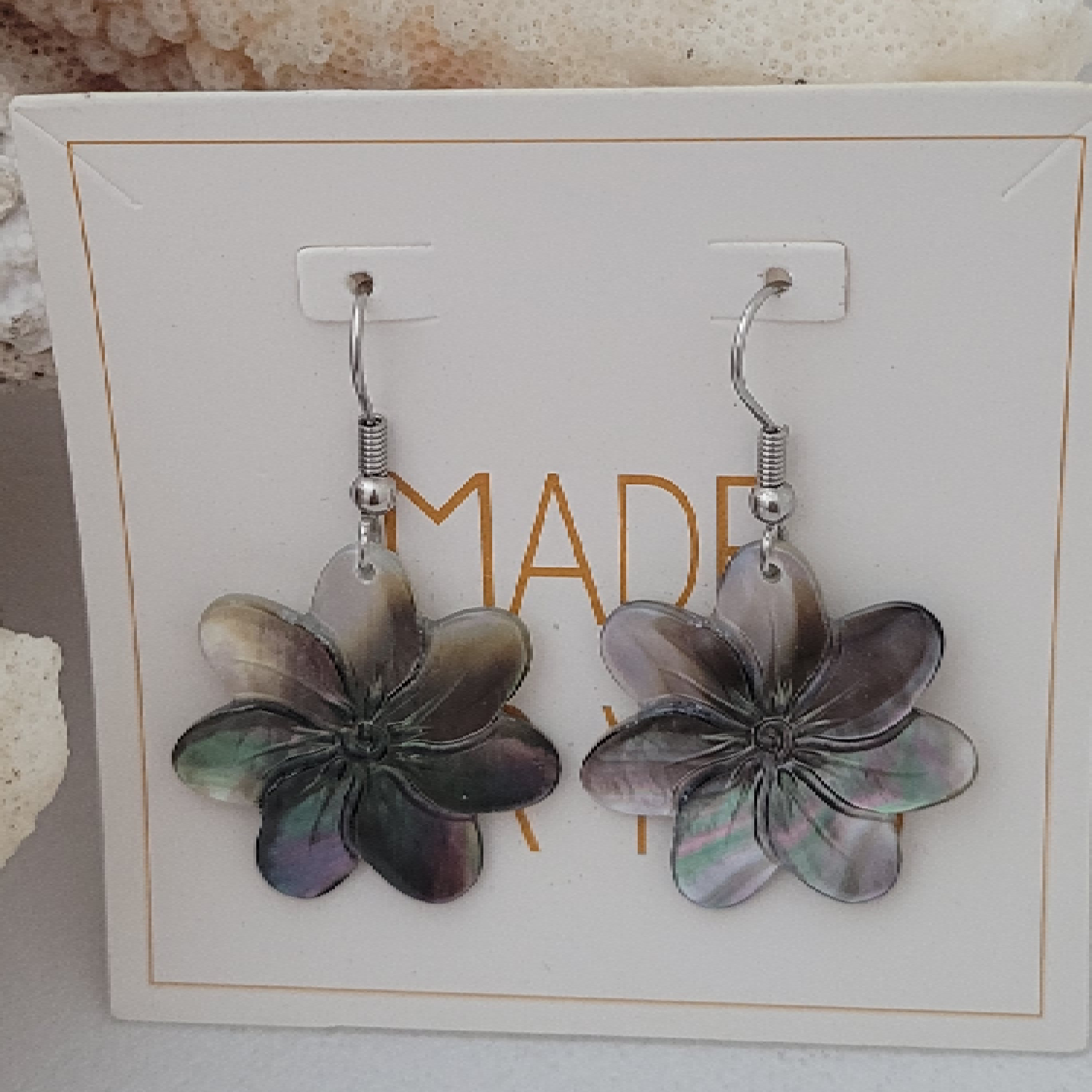 Boucles d'oreilles fleurs en nacre de Tahiti (tiare ou hibiscus) – Image 4