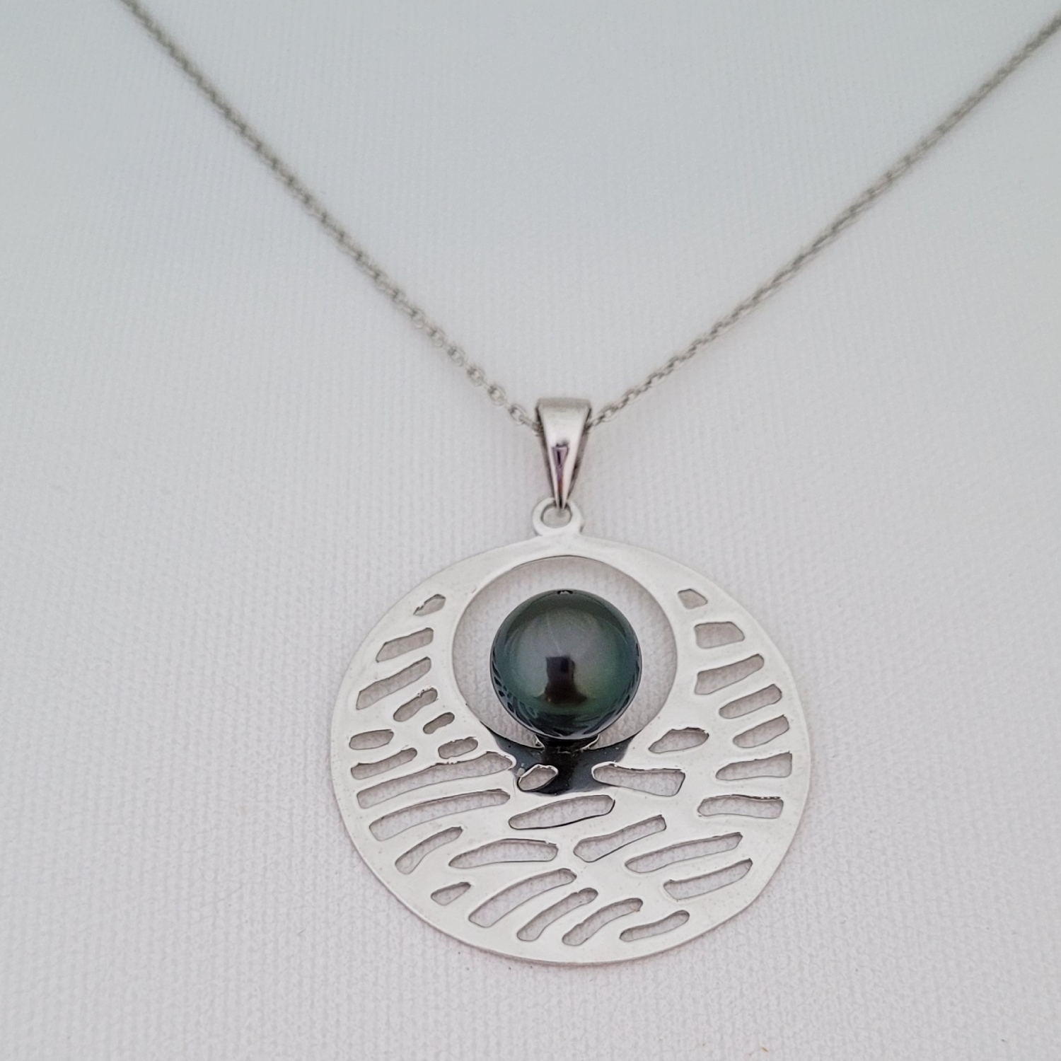 Collier en argent 925 avec pendentif ajouré et perle de Tahiti