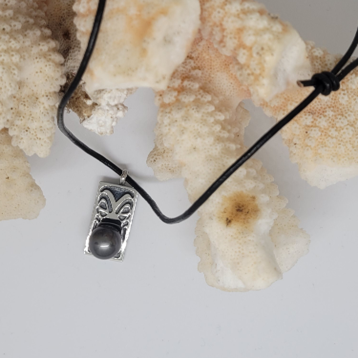 Collier en cuir avec plaque Tiki et perle de Tahiti – Image 4