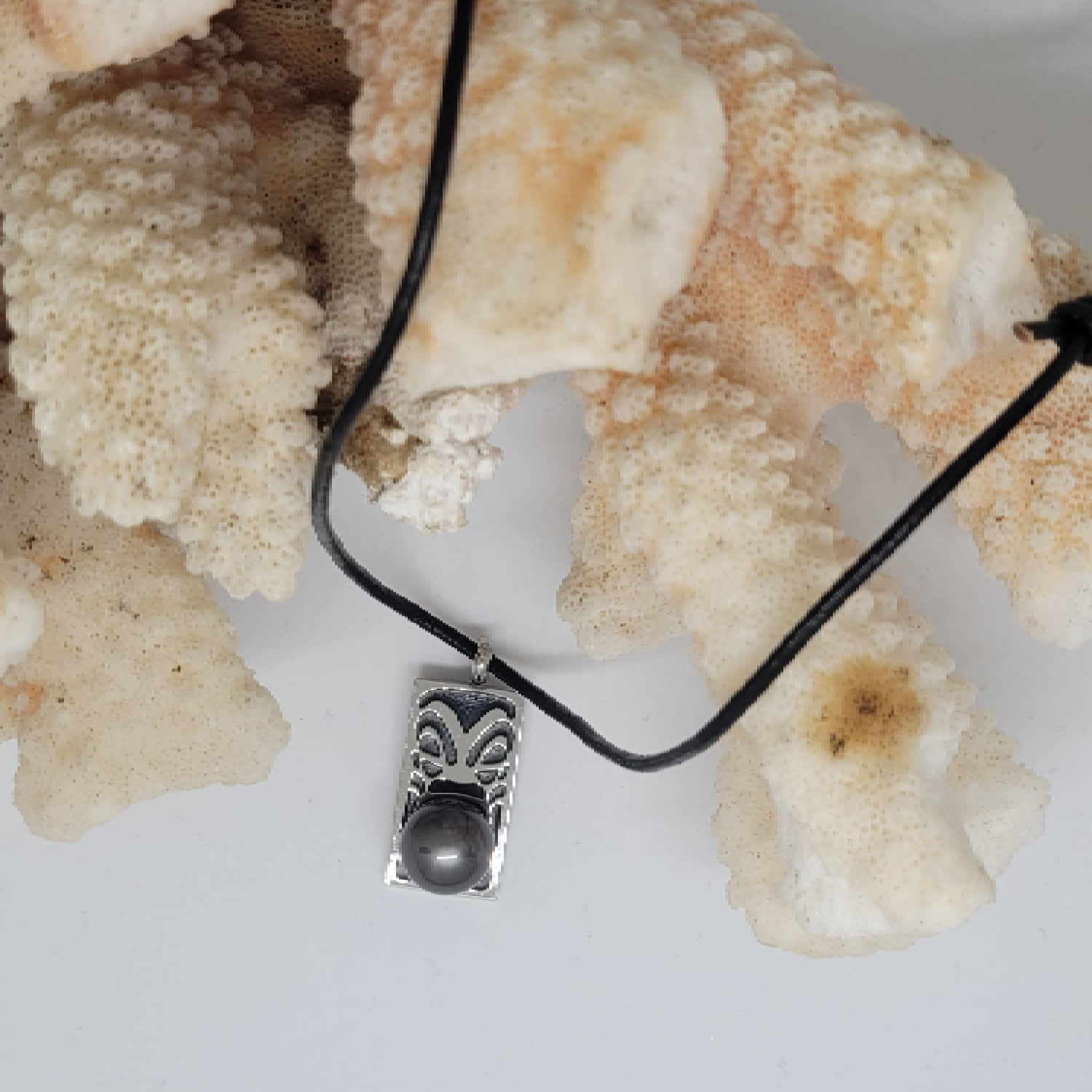 Collier en cuir avec plaque Tiki et perle de Tahiti – Image 6