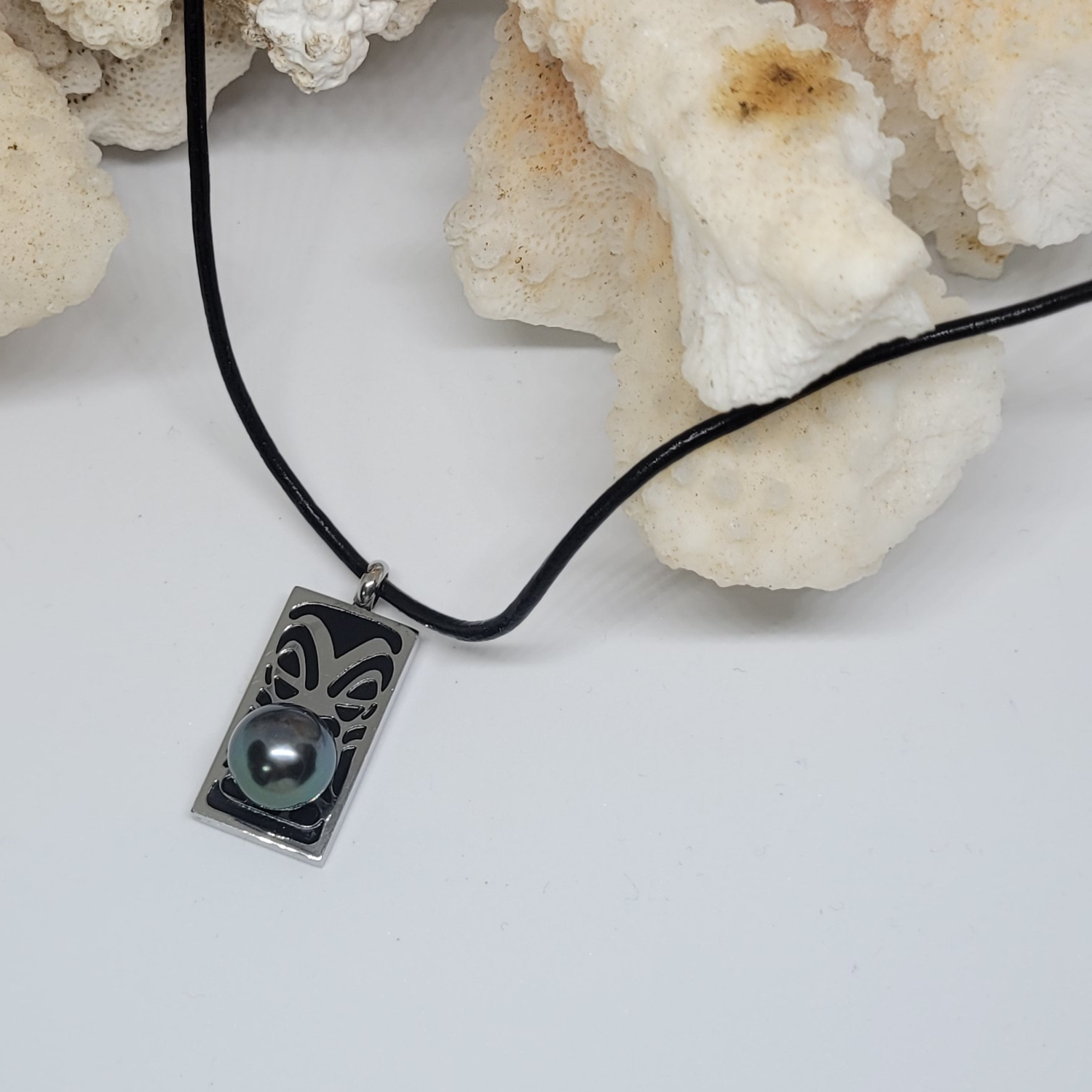 Collier en cuir avec plaque Tiki et perle de Tahiti