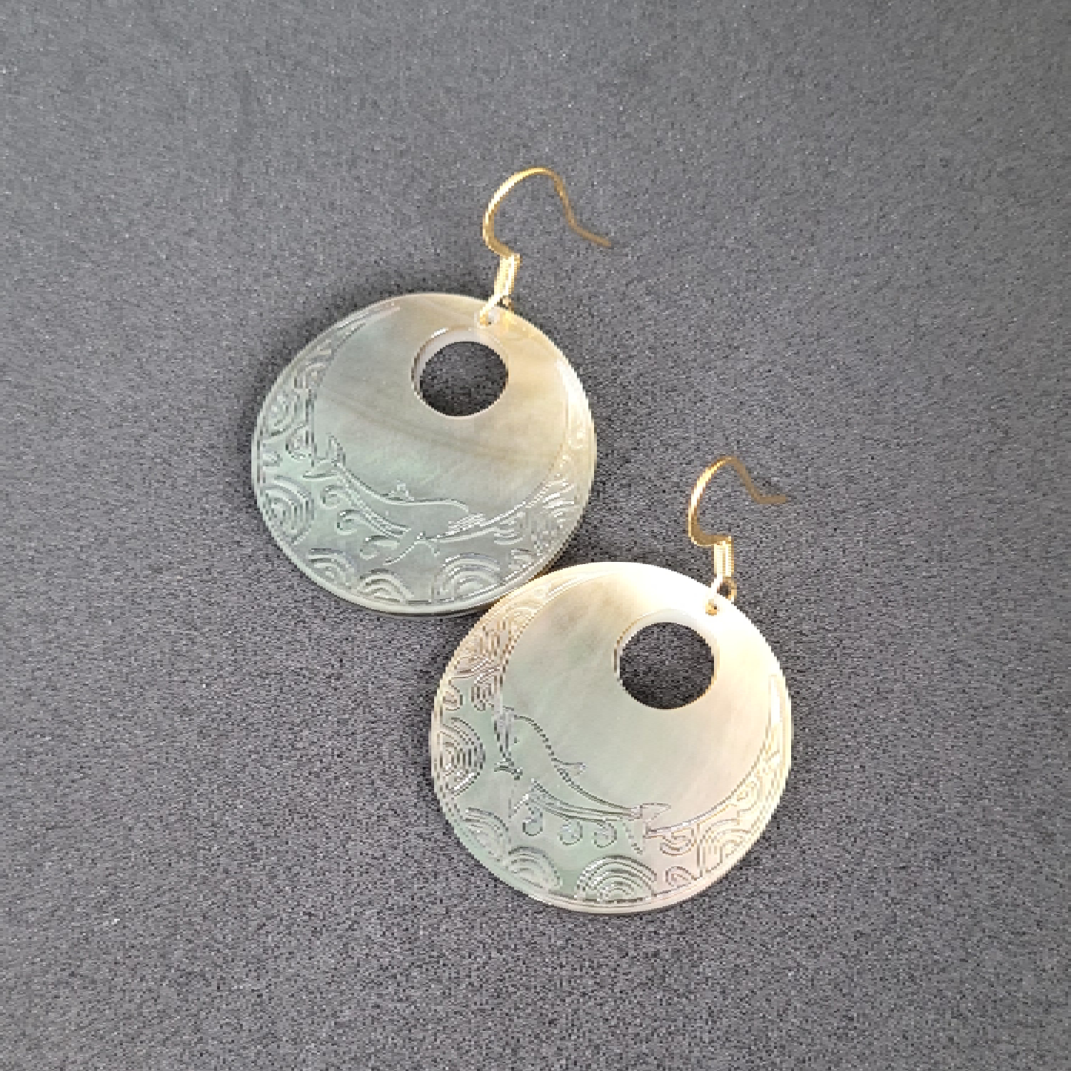 Boucles d'oreilles dorées rondes en nacre de Tahiti (dauphin) – Image 4
