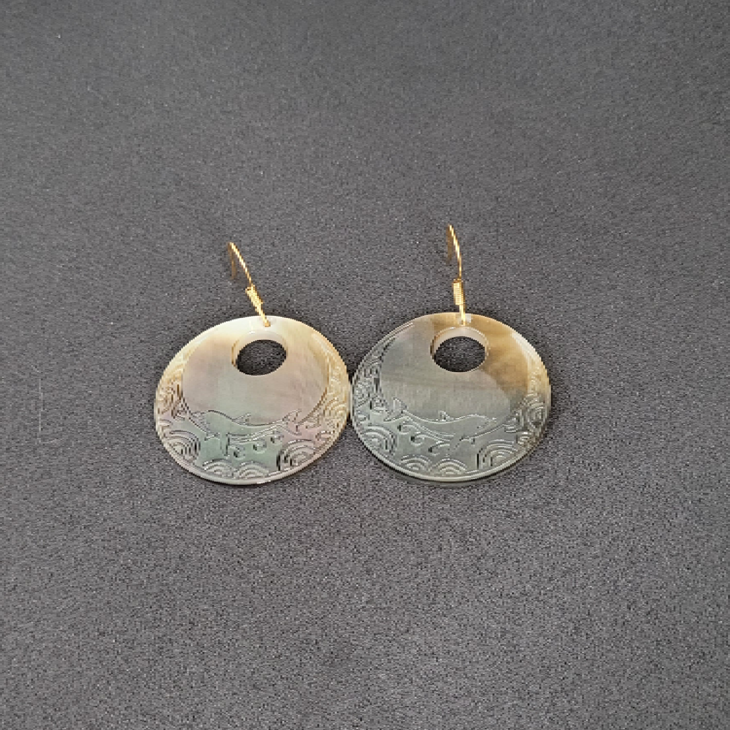 Boucles d'oreilles dorées rondes en nacre de Tahiti (dauphin) – Image 2