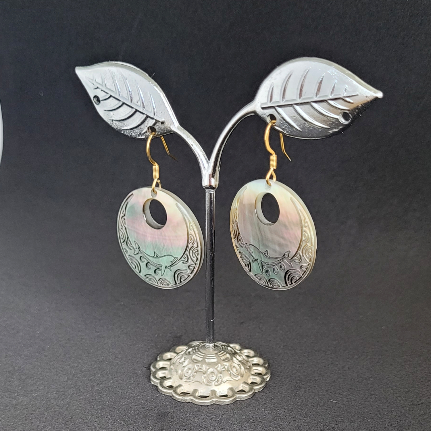 Boucles d'oreilles dorées rondes en nacre de Tahiti (dauphin)
