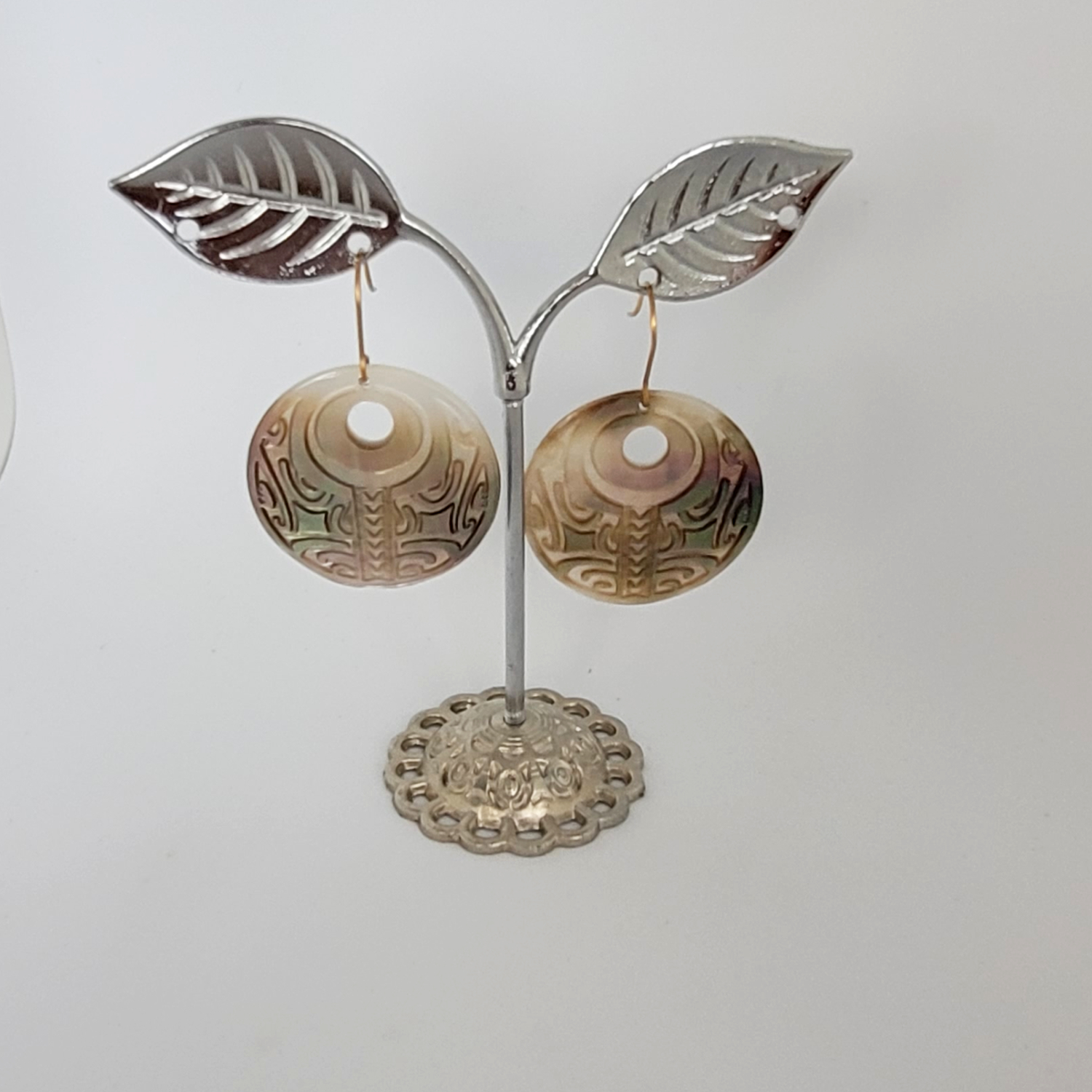 Boucles d'oreilles dorées rondes en nacre de Tahiti (Tiki)