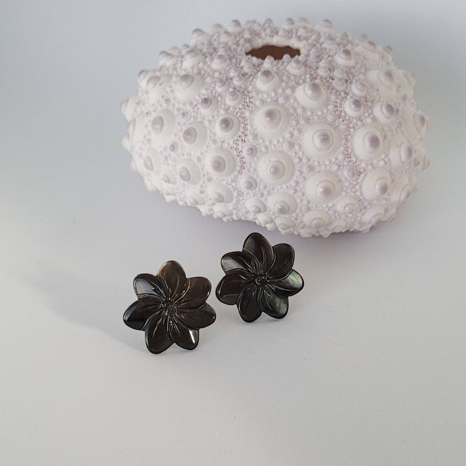 Boucles d'oreilles tiare en nacre de Tahiti – Image 2