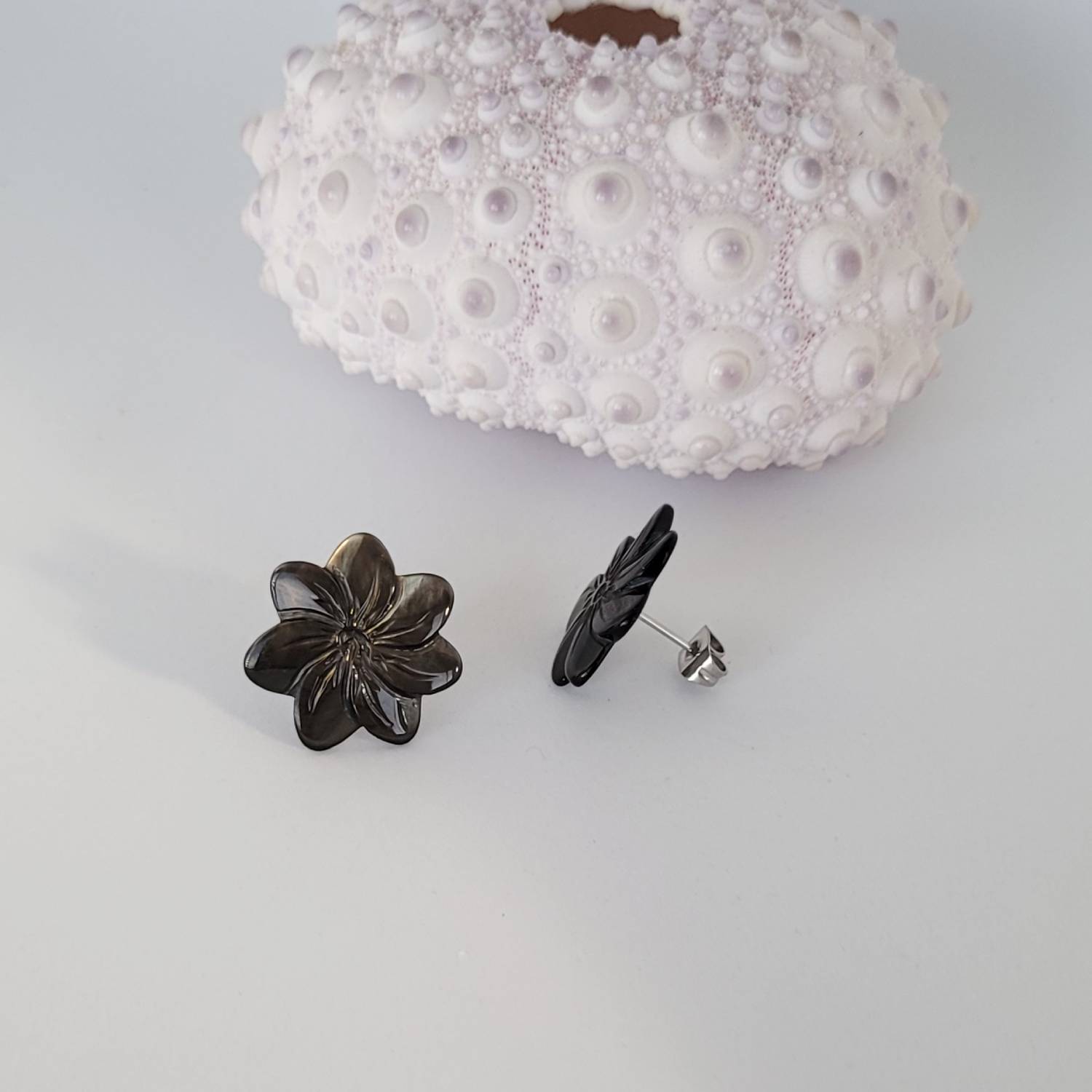 Boucles d'oreilles tiare en nacre de Tahiti – Image 4