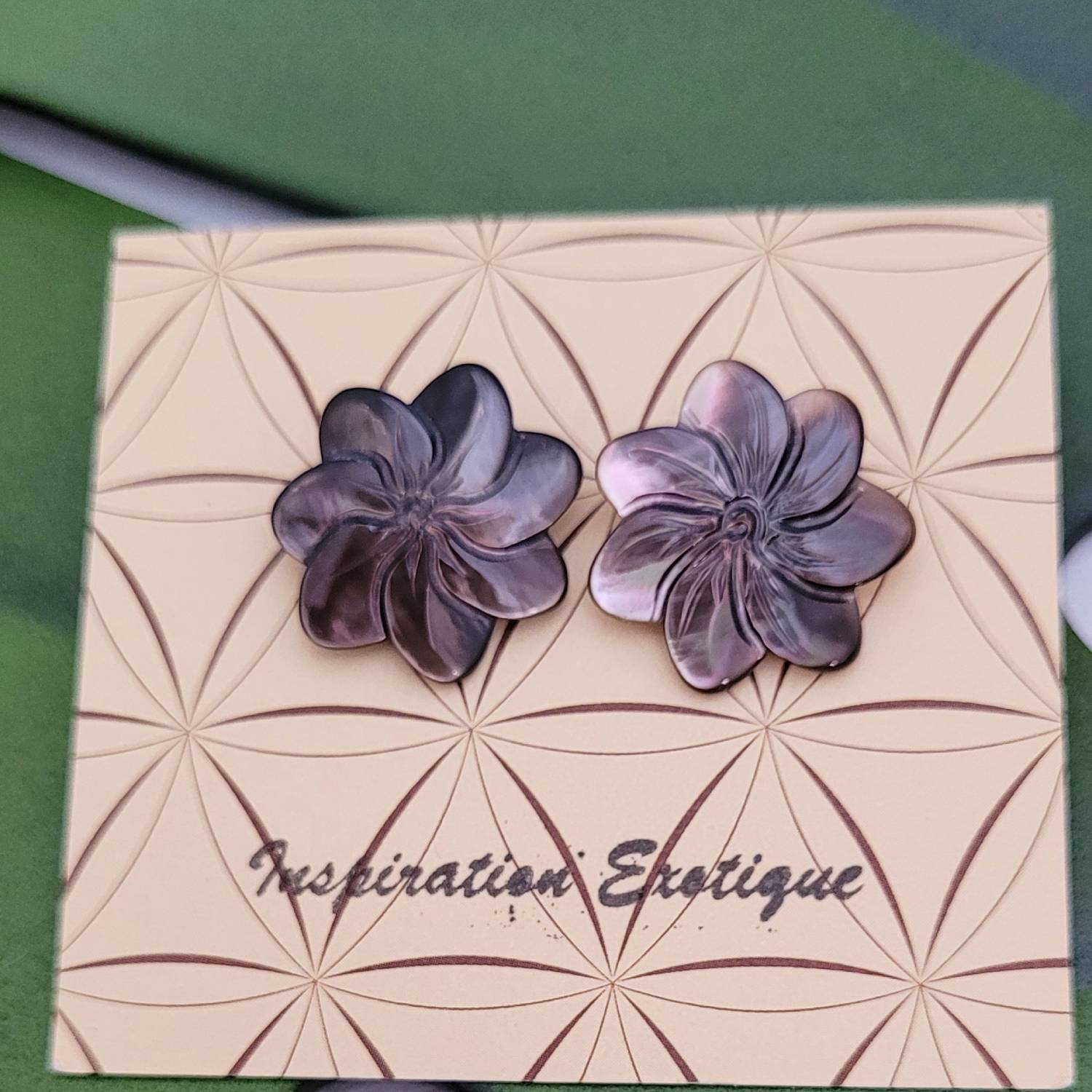 Boucles d'oreilles tiare en nacre de Tahiti – Image 3