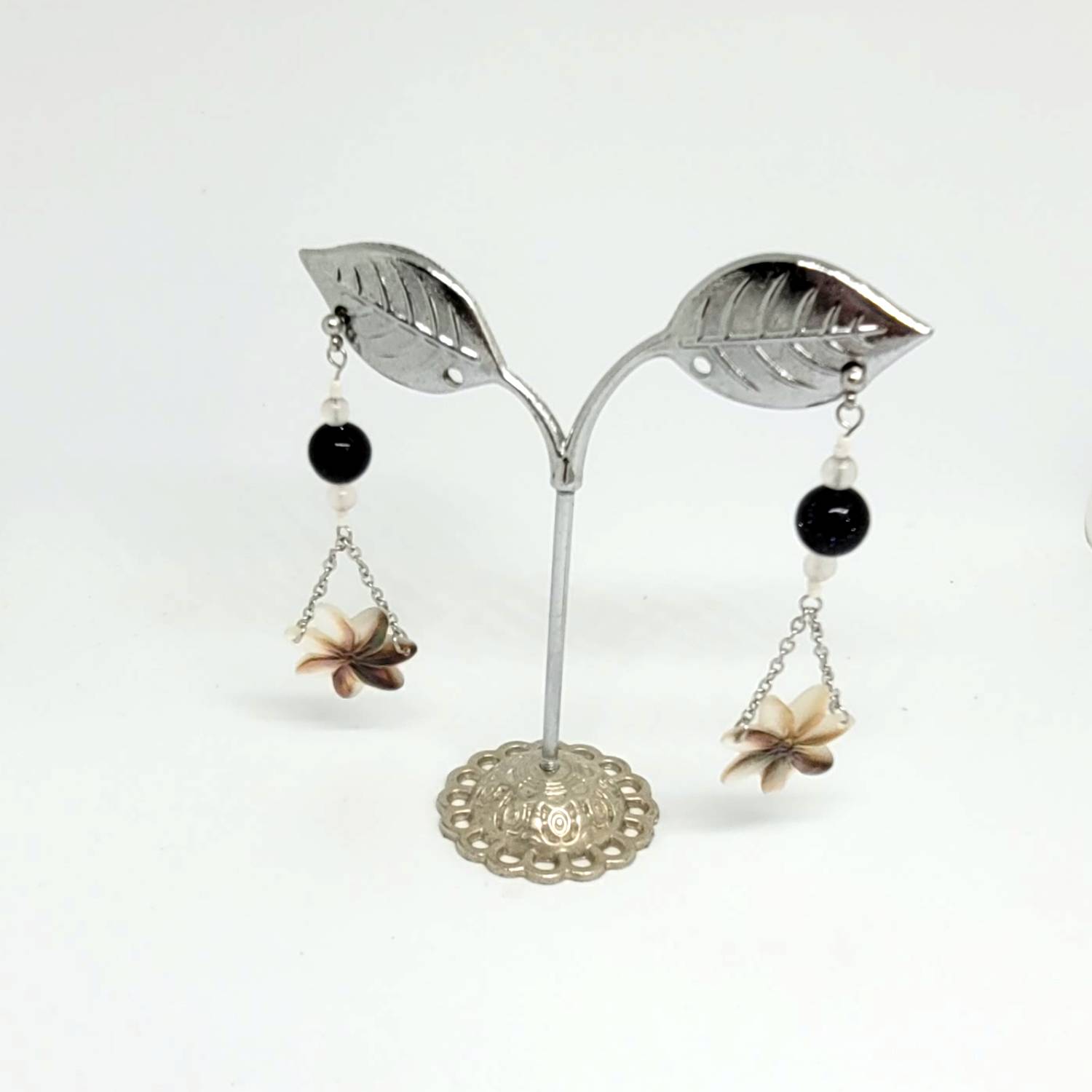 Boucles d'oreilles longues avec Pierre de Soleil et Nacre de Tahiti – Image 5