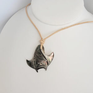 Collier en cuir naturel avec raie Manta en nacre de Tahiti