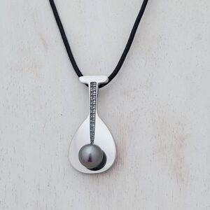 Collier en cuir avec rame de va'a et perle de Tahiti
