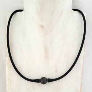 Collier silicone noir avec perle de Tahiti gravée