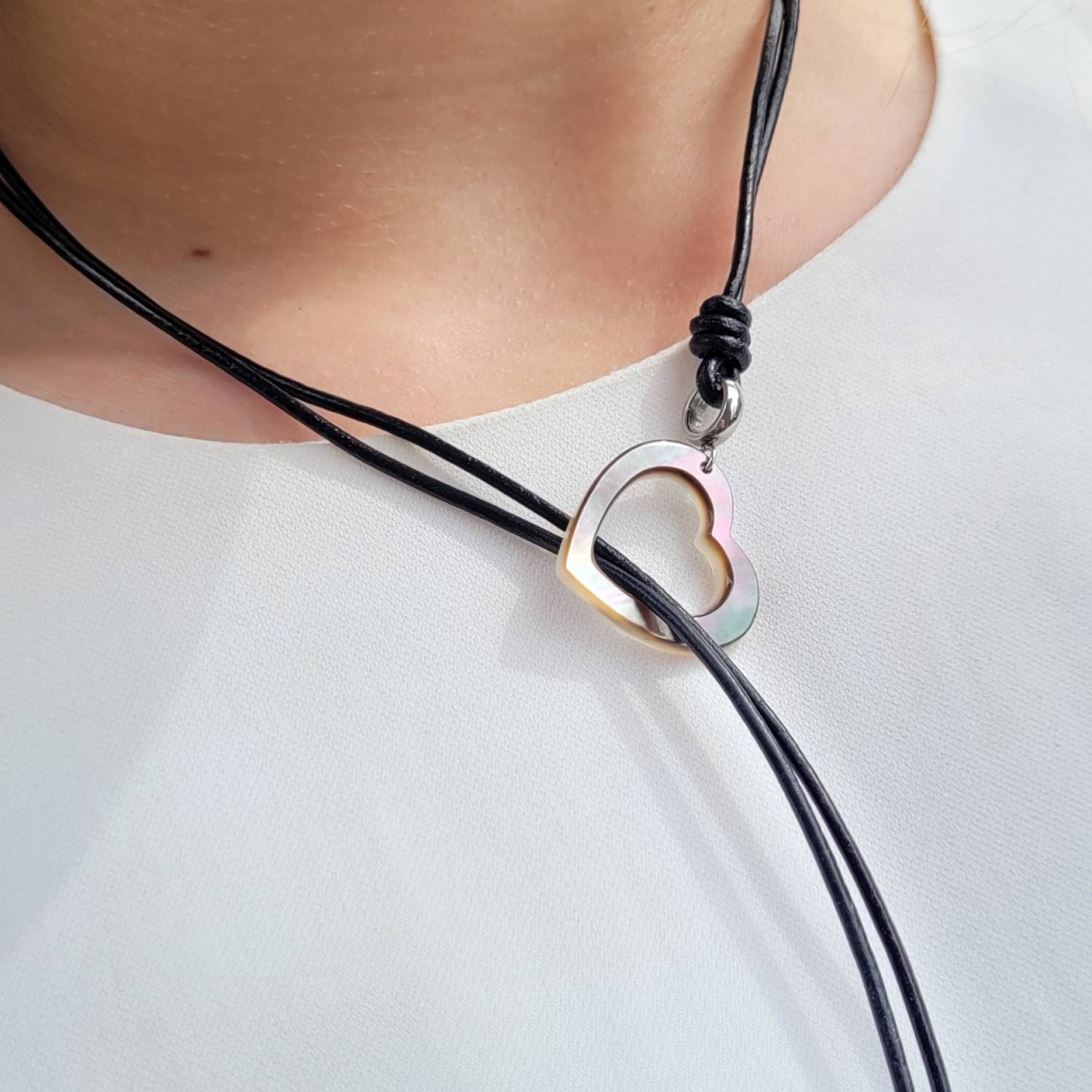 Collier en cuir avec cœur en nacre et 2 perles de Tahiti
