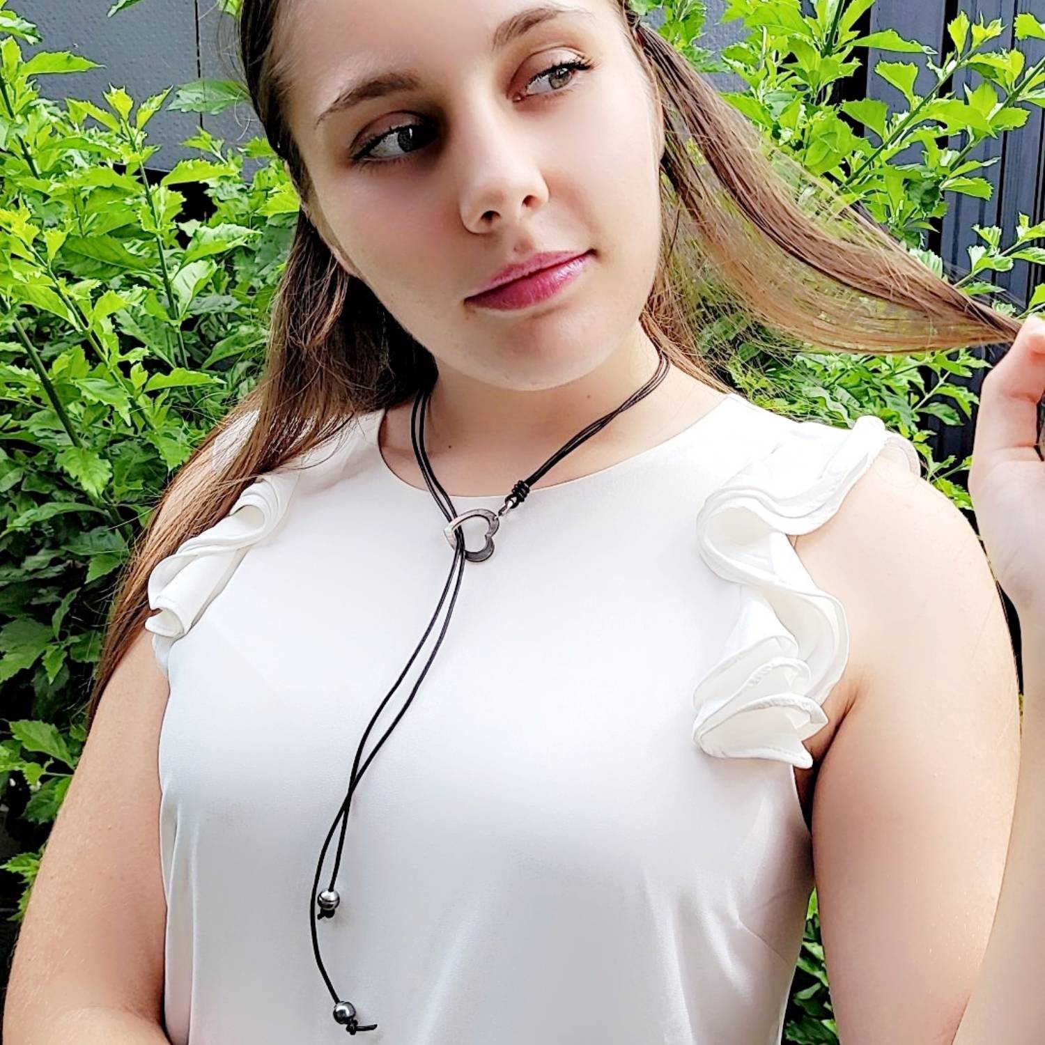 Collier en cuir avec cœur en nacre et 2 perles de Tahiti