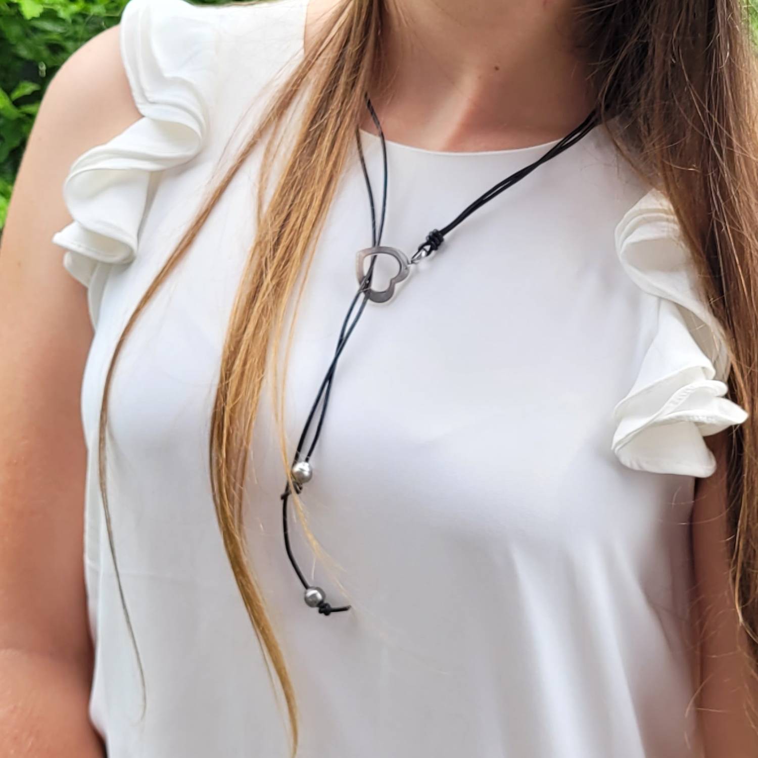 Collier en cuir avec cœur en nacre et 2 perles de Tahiti