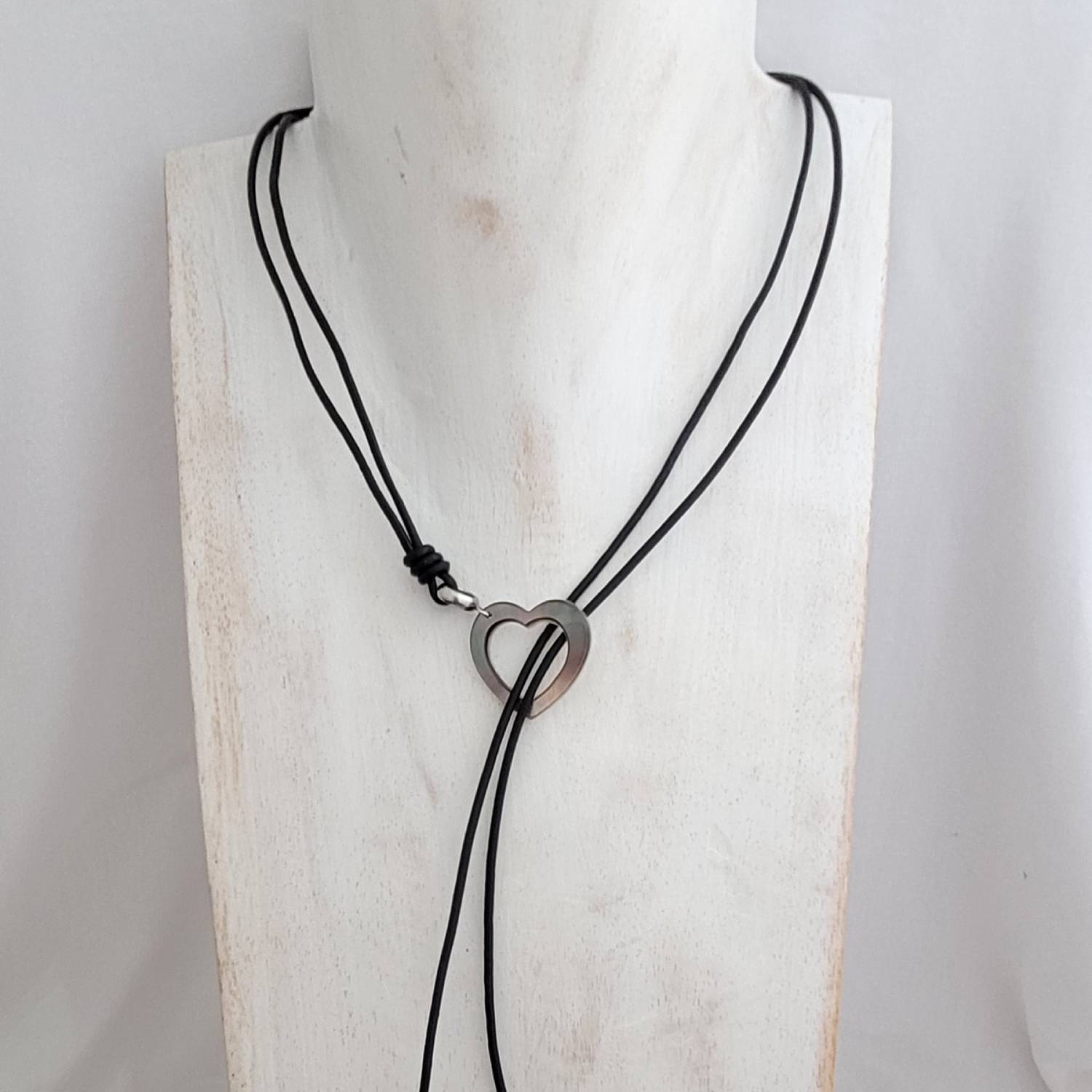 Collier en cuir Cœur de nacre et perles de Tahiti – Image 2