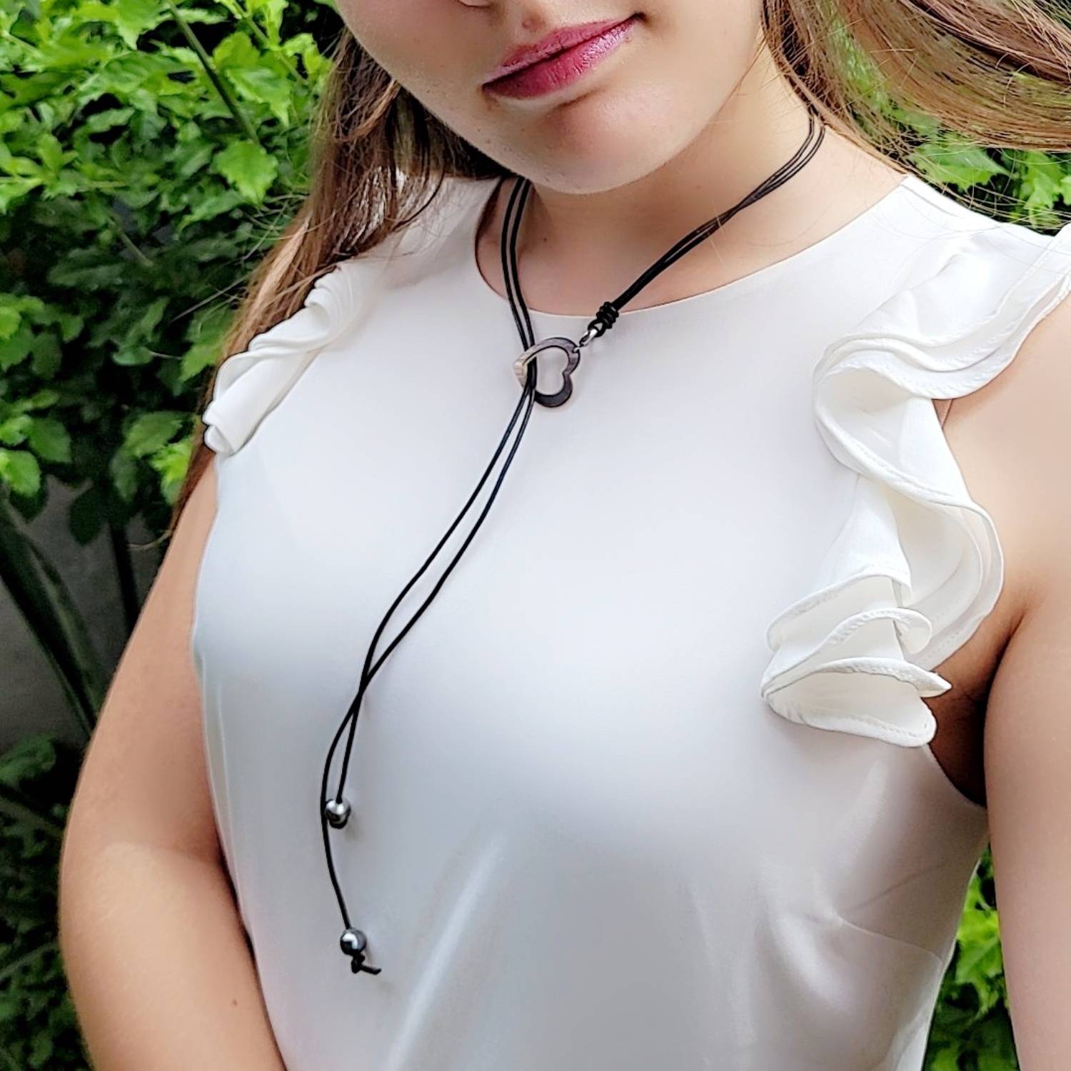 Collier en cuir avec cœur en nacre et 2 perles de Tahiti