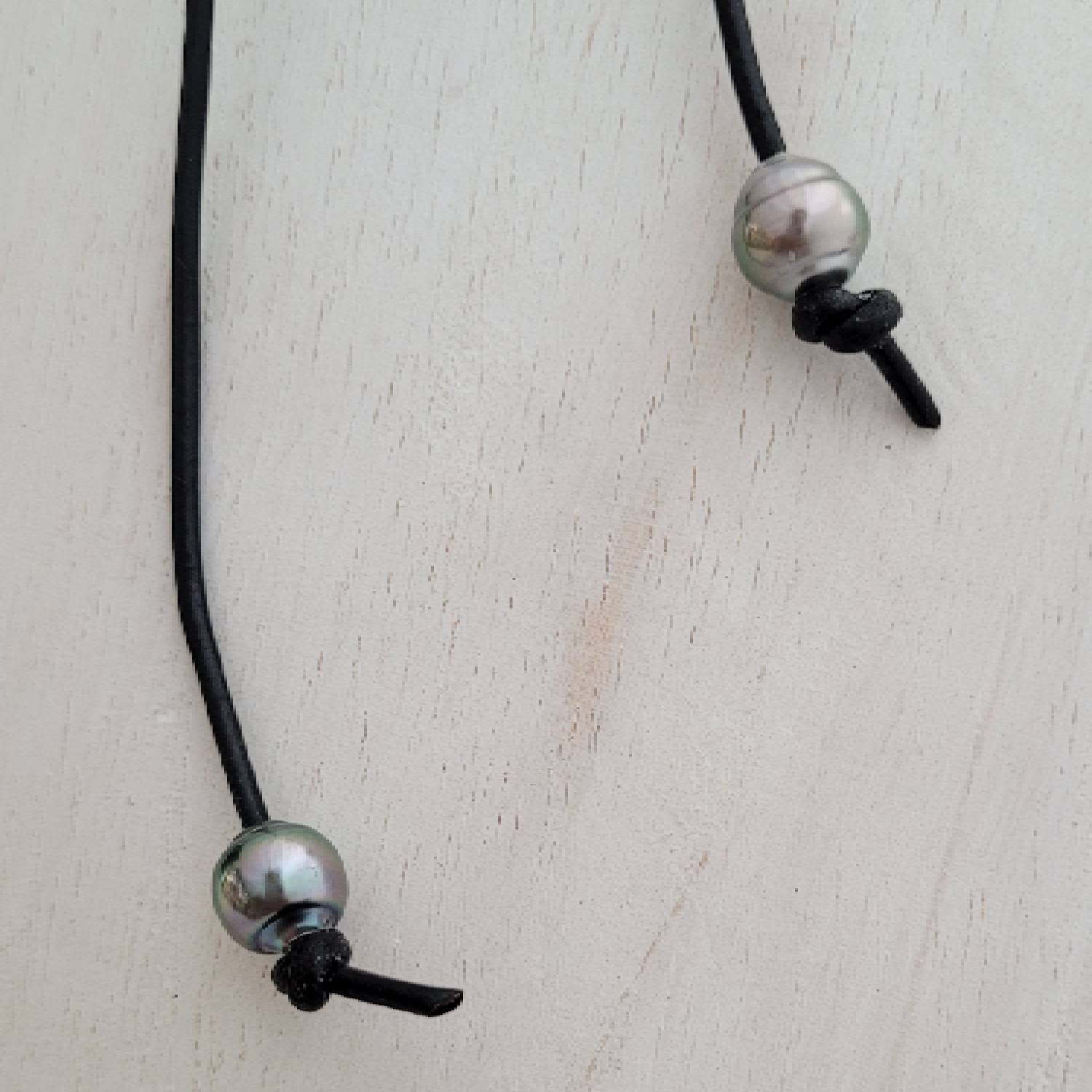 Collier en cuir Cœur de nacre et perles de Tahiti – Image 5