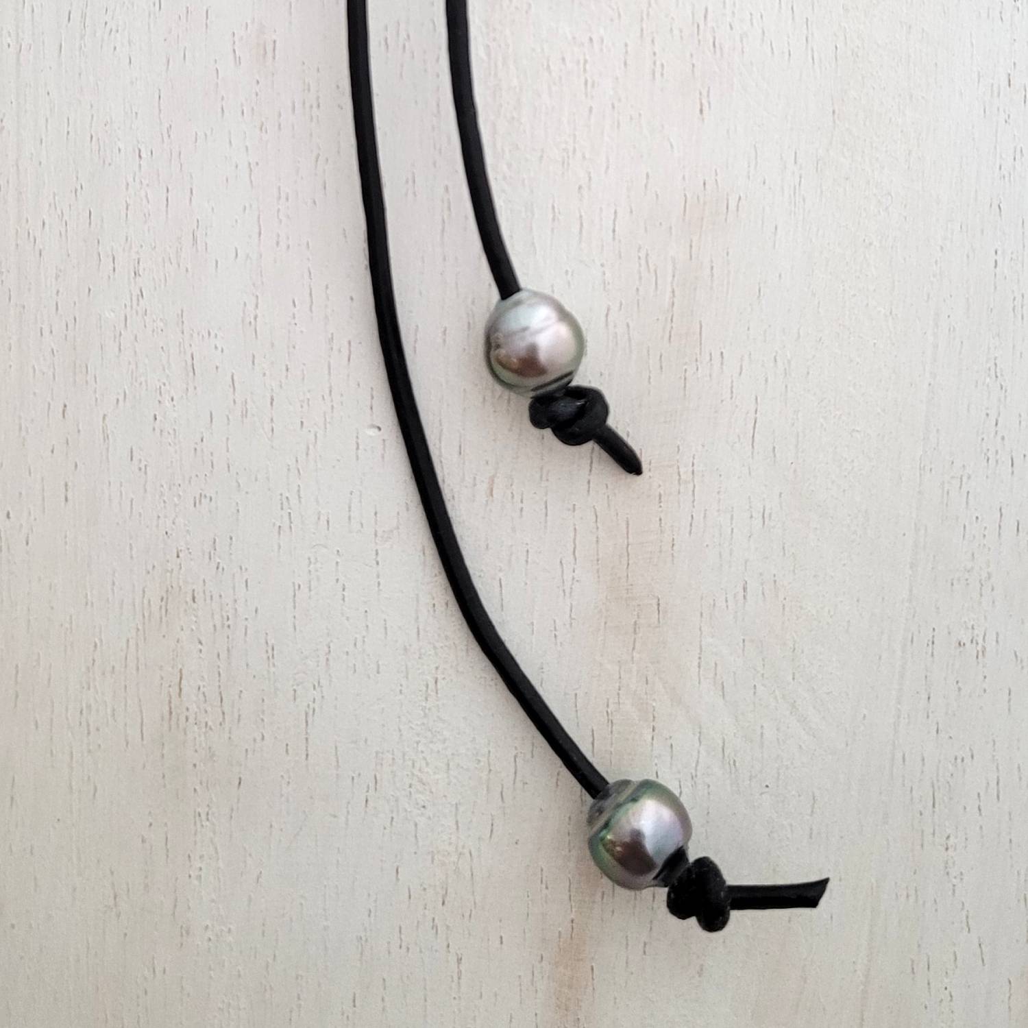 Collier en cuir Cœur de nacre et perles de Tahiti – Image 3
