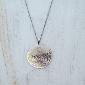 Collier "Tiki" nacre ronde de Tahiti