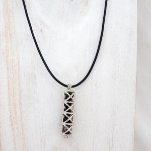 Collier cage avec perle de Tahiti et pierres de lave