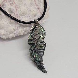Pendentif Tiki en nacre de Tahiti