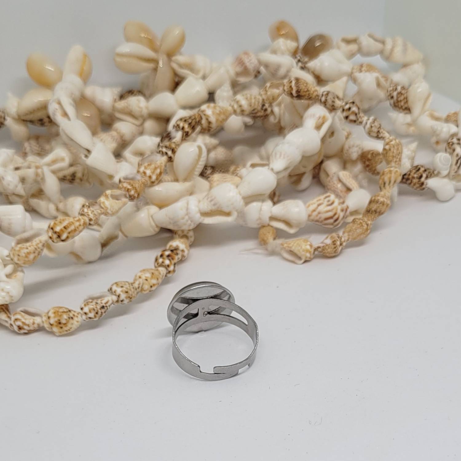 Bague ajustable avec cabochon en nacre de Tahiti – Image 6