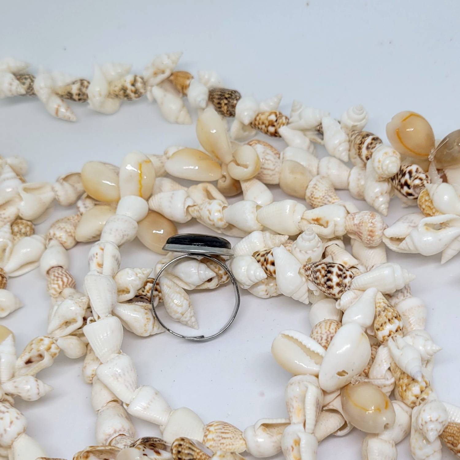 Bague ajustable avec cabochon en nacre de Tahiti – Image 4