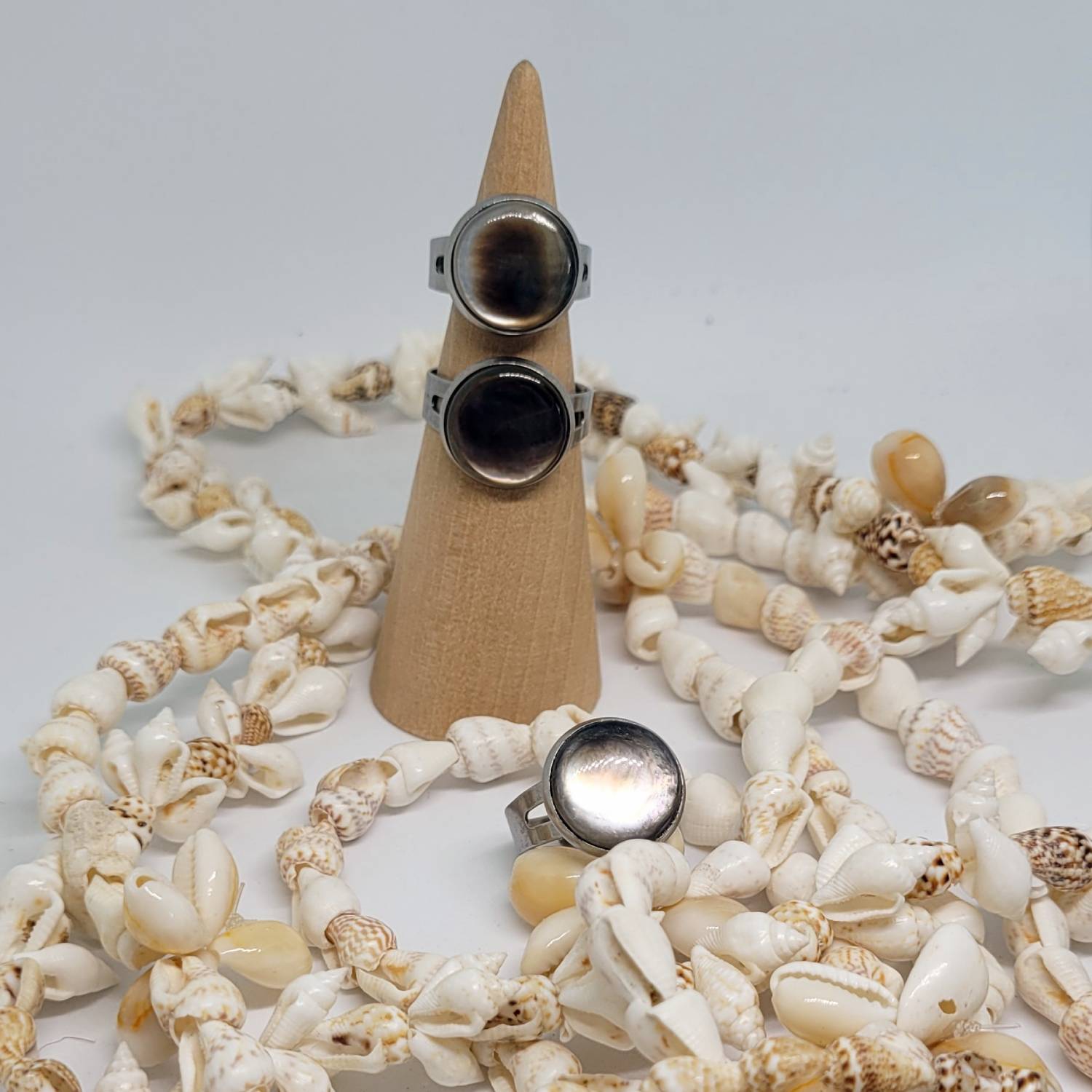 Bague ajustable avec cabochon en nacre de Tahiti – Image 2