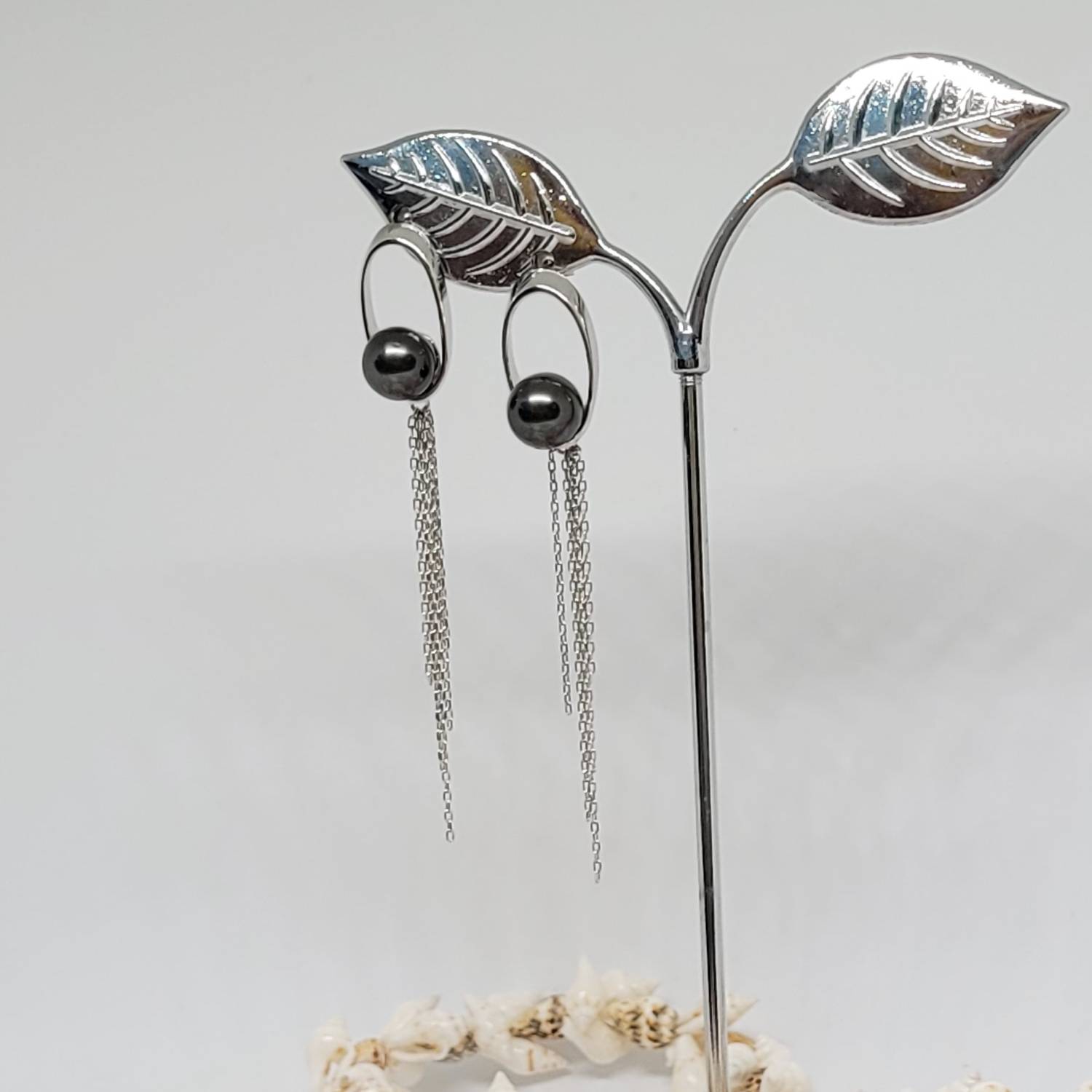 Boucles d'oreilles clous avec perles de Tahiti sur ovales et chainettes – Image 3