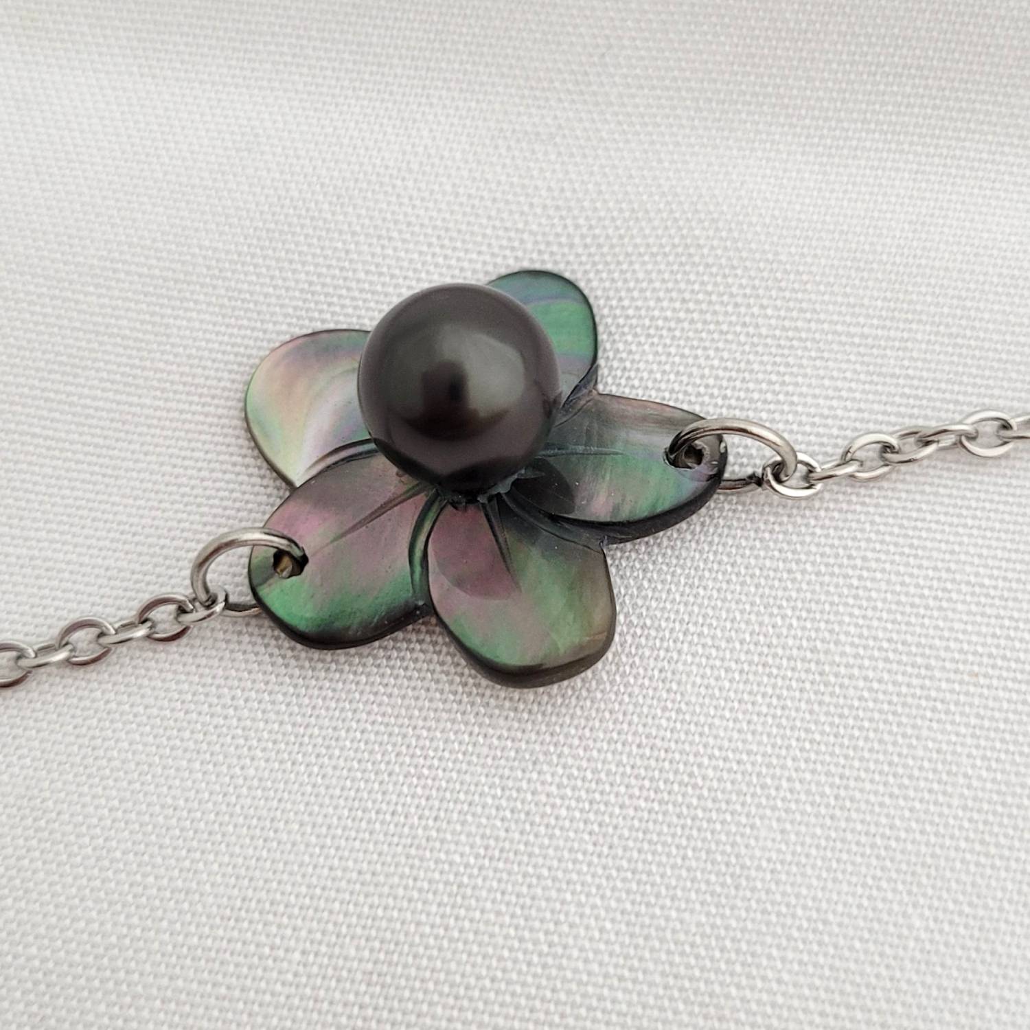 Bracelet fleur de nacre cœur de perle de Tahiti
