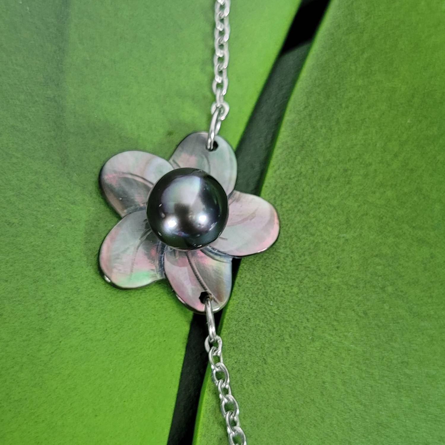 Bracelet fleur de nacre cœur de perle de Tahiti – Image 3