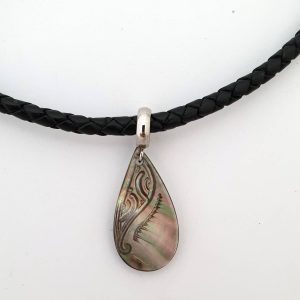 Collier cuir tressé avec pendentif en nacre de Tahiti