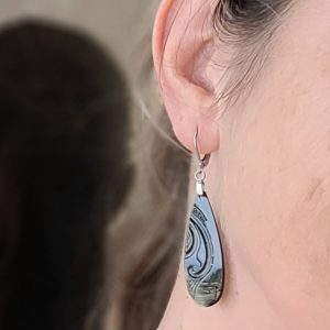 Boucles d'oreilles longues en Nacre de Tahiti - Version Dormeuses (doré ou argenté)