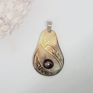 pendentif nacre avec incrustation d'une perle de Tahiti